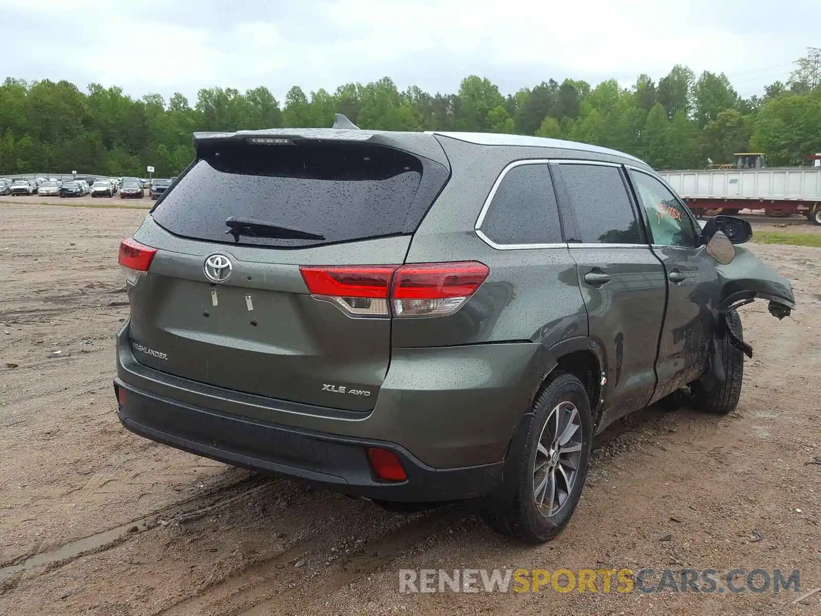 4 Photograph of a damaged car 5TDJZRFH6KS702545 TOYOTA HIGHLANDER 2019