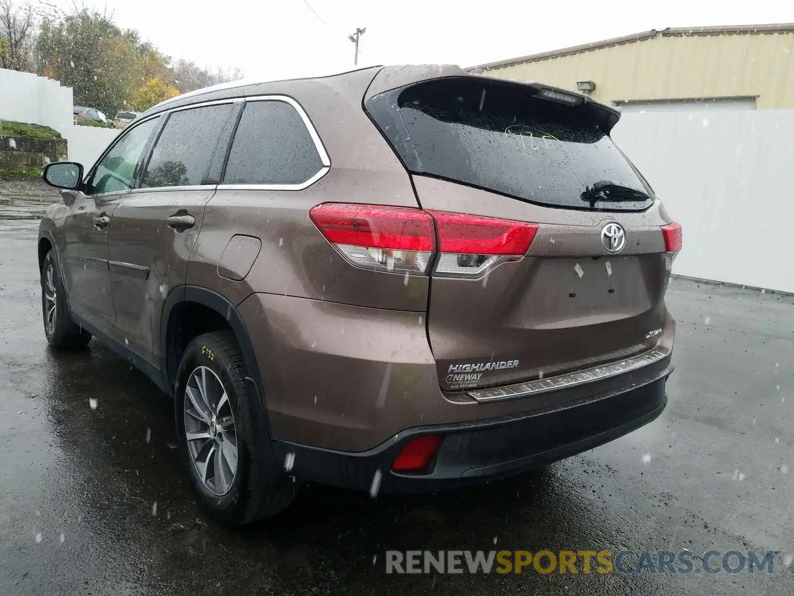 3 Photograph of a damaged car 5TDJZRFH6KS704148 TOYOTA HIGHLANDER 2019