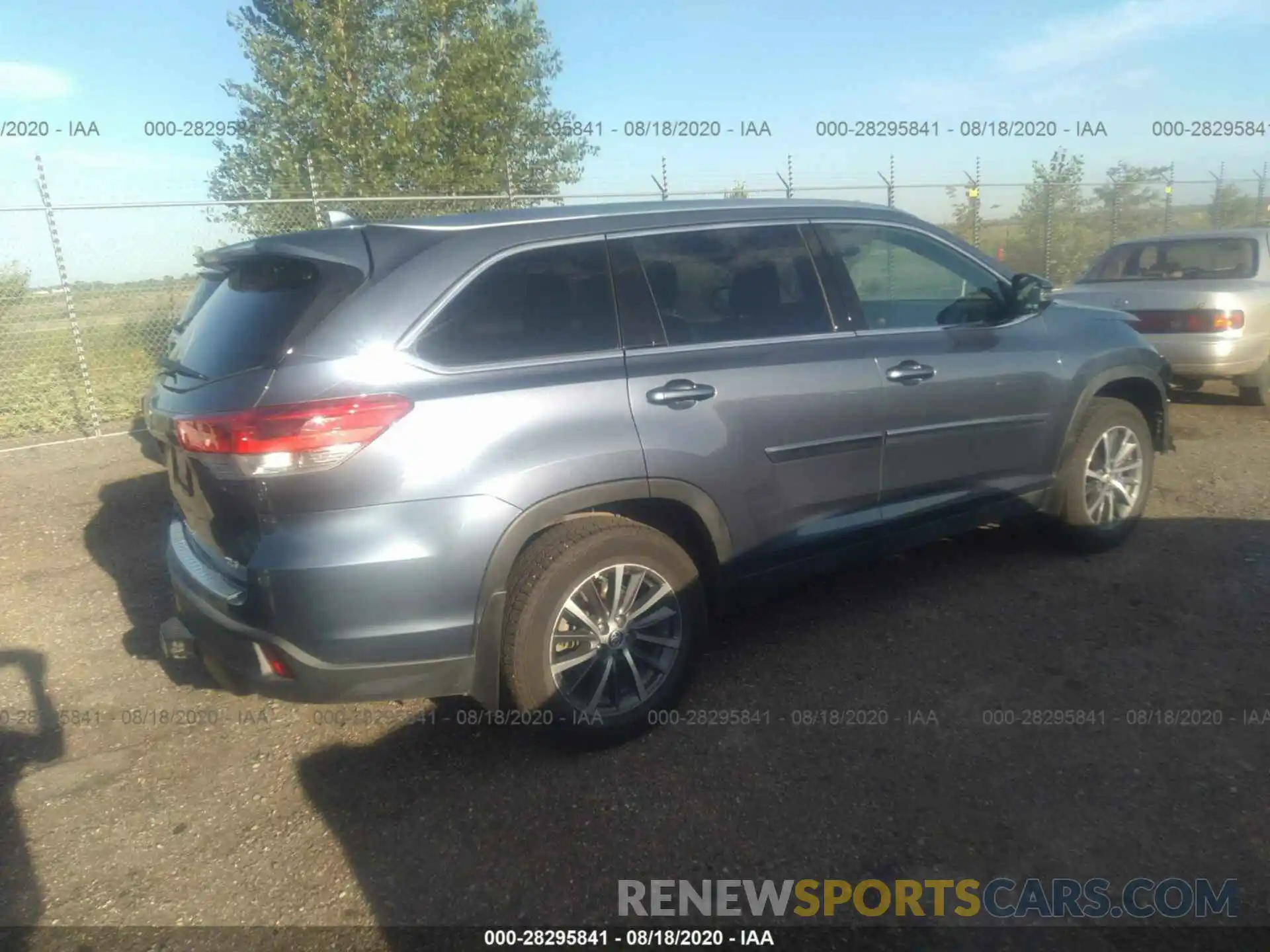 4 Photograph of a damaged car 5TDJZRFH6KS704540 TOYOTA HIGHLANDER 2019