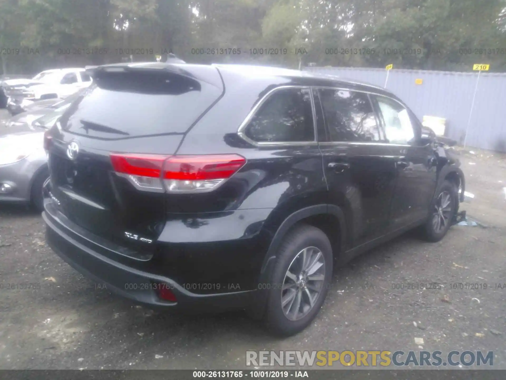 4 Photograph of a damaged car 5TDJZRFH6KS704571 TOYOTA HIGHLANDER 2019