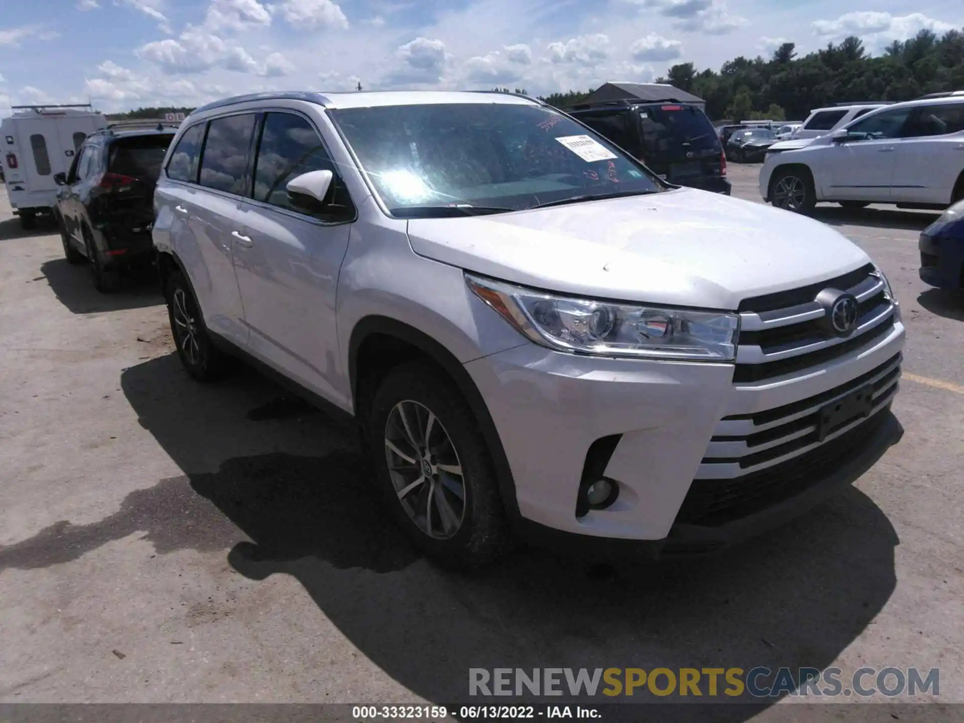 1 Photograph of a damaged car 5TDJZRFH6KS704828 TOYOTA HIGHLANDER 2019