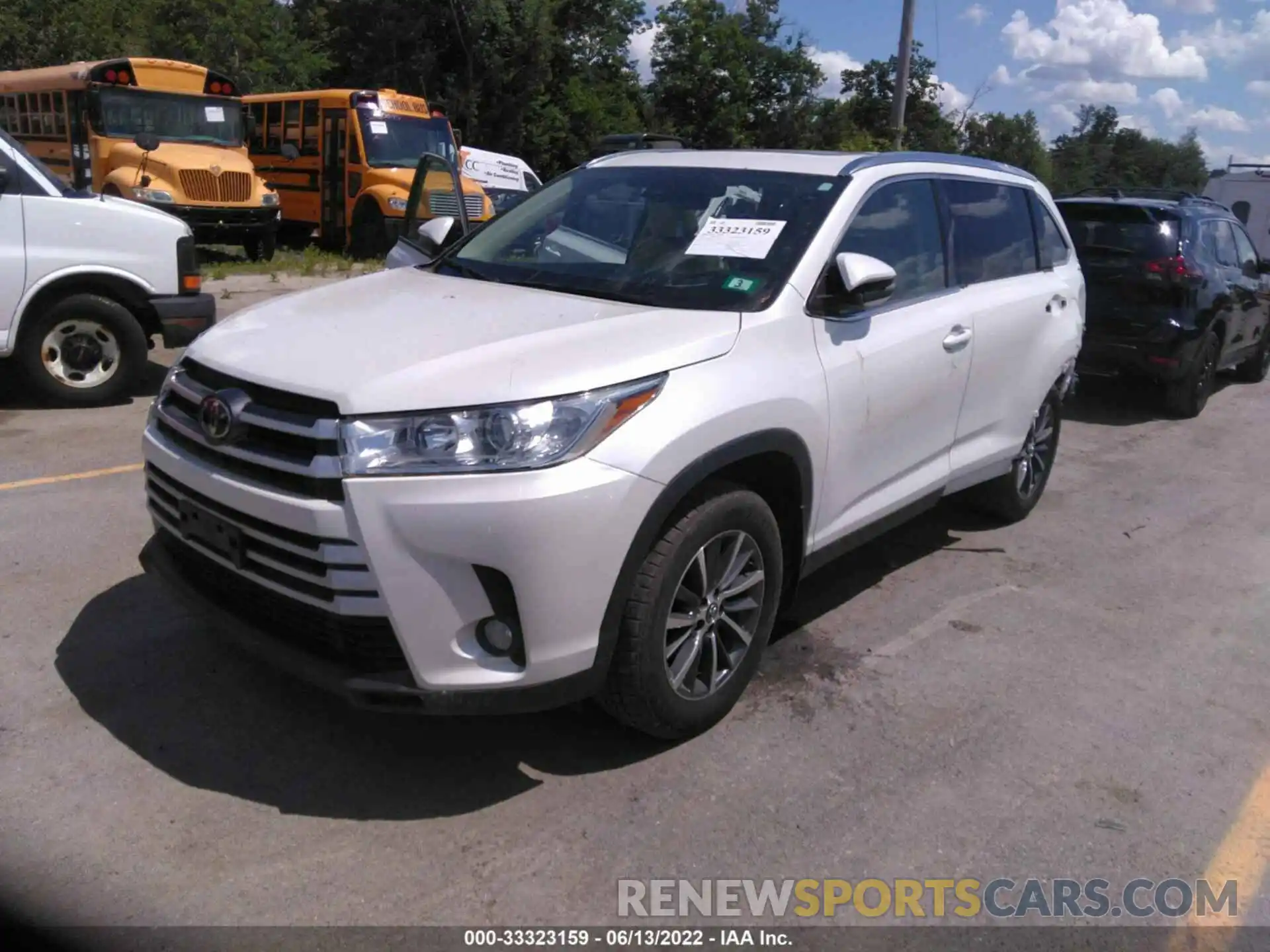 2 Photograph of a damaged car 5TDJZRFH6KS704828 TOYOTA HIGHLANDER 2019