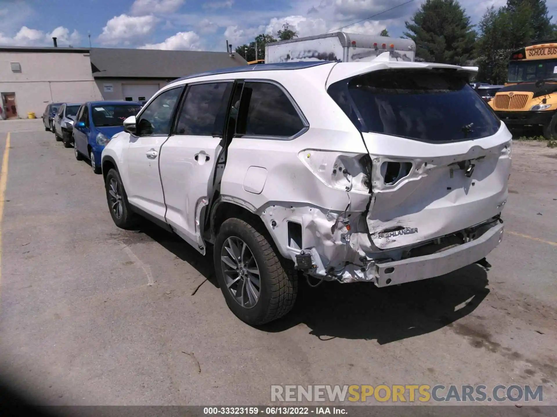 3 Photograph of a damaged car 5TDJZRFH6KS704828 TOYOTA HIGHLANDER 2019