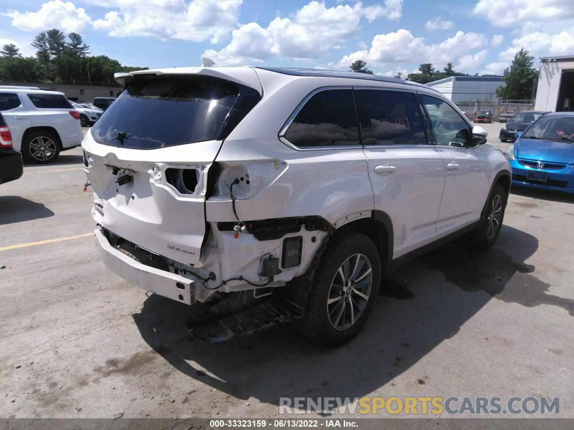 4 Photograph of a damaged car 5TDJZRFH6KS704828 TOYOTA HIGHLANDER 2019