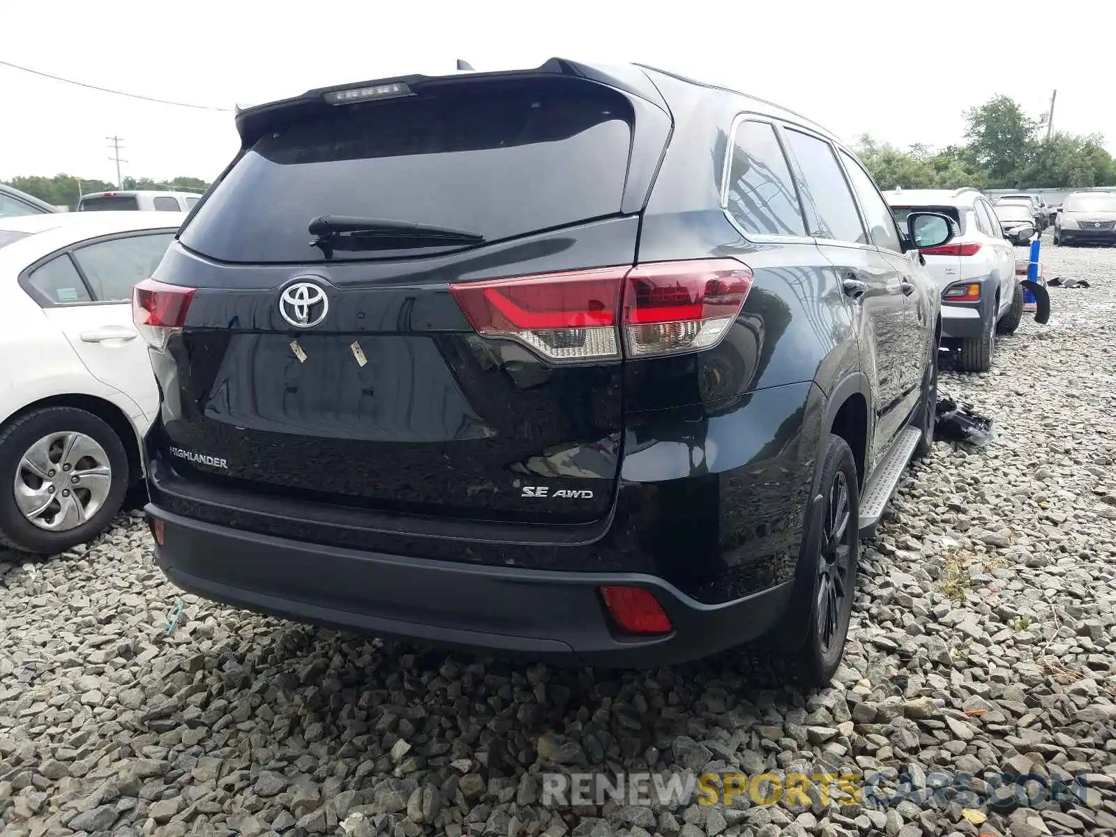 4 Photograph of a damaged car 5TDJZRFH6KS704893 TOYOTA HIGHLANDER 2019