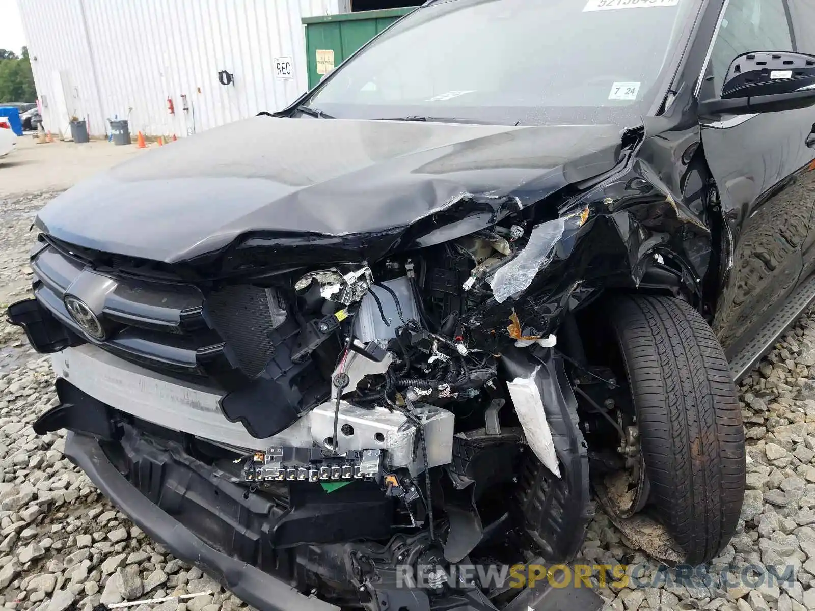 9 Photograph of a damaged car 5TDJZRFH6KS704893 TOYOTA HIGHLANDER 2019