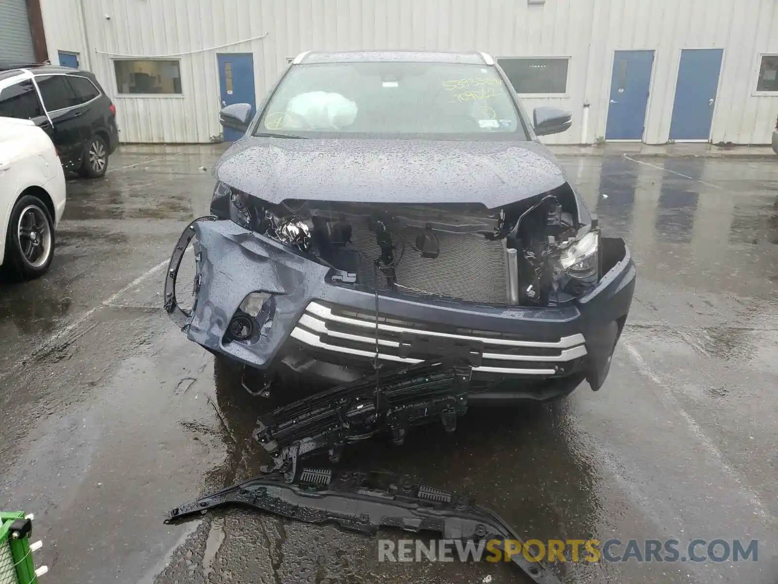 9 Photograph of a damaged car 5TDJZRFH6KS709012 TOYOTA HIGHLANDER 2019