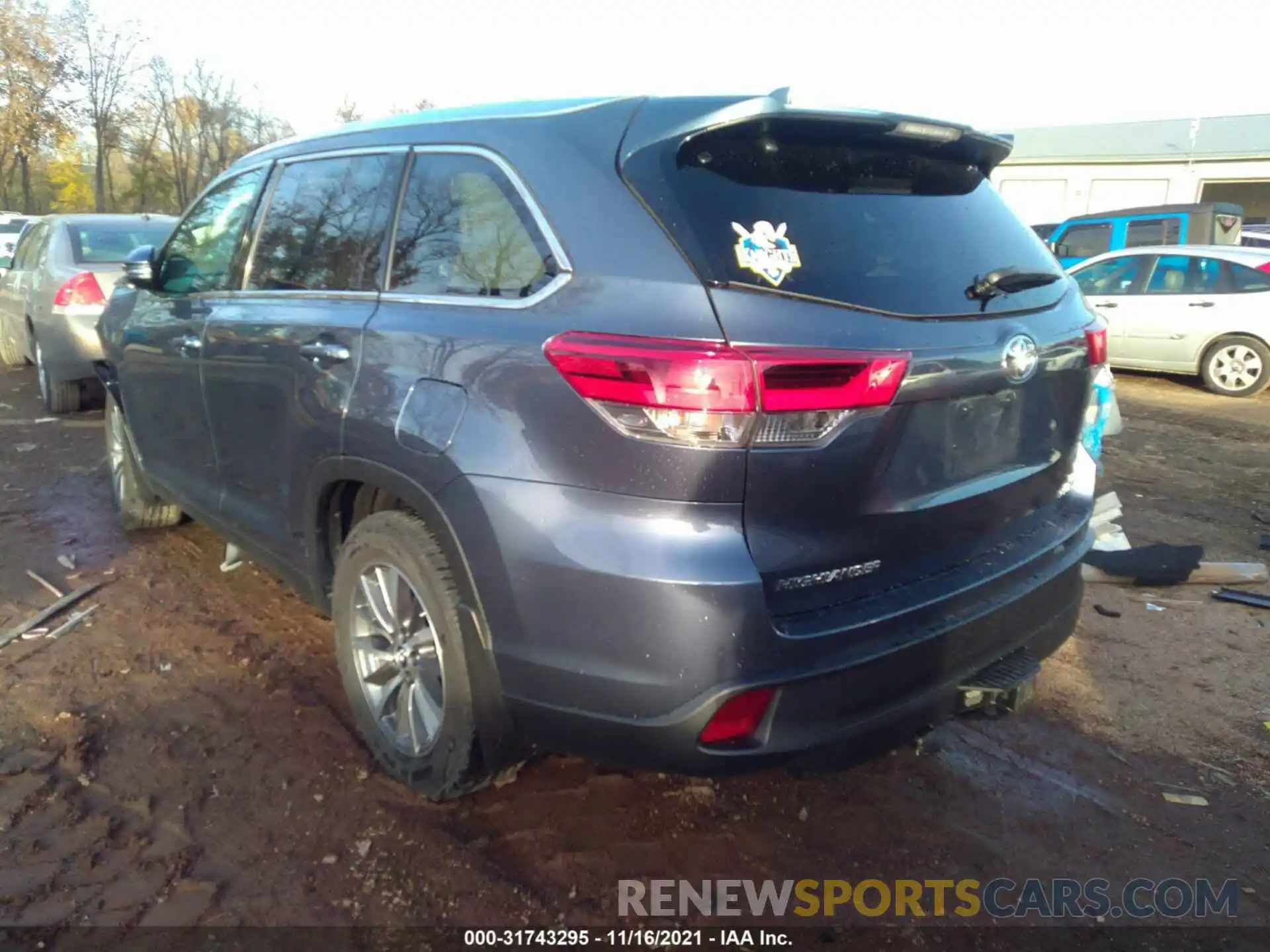 3 Photograph of a damaged car 5TDJZRFH6KS719085 TOYOTA HIGHLANDER 2019