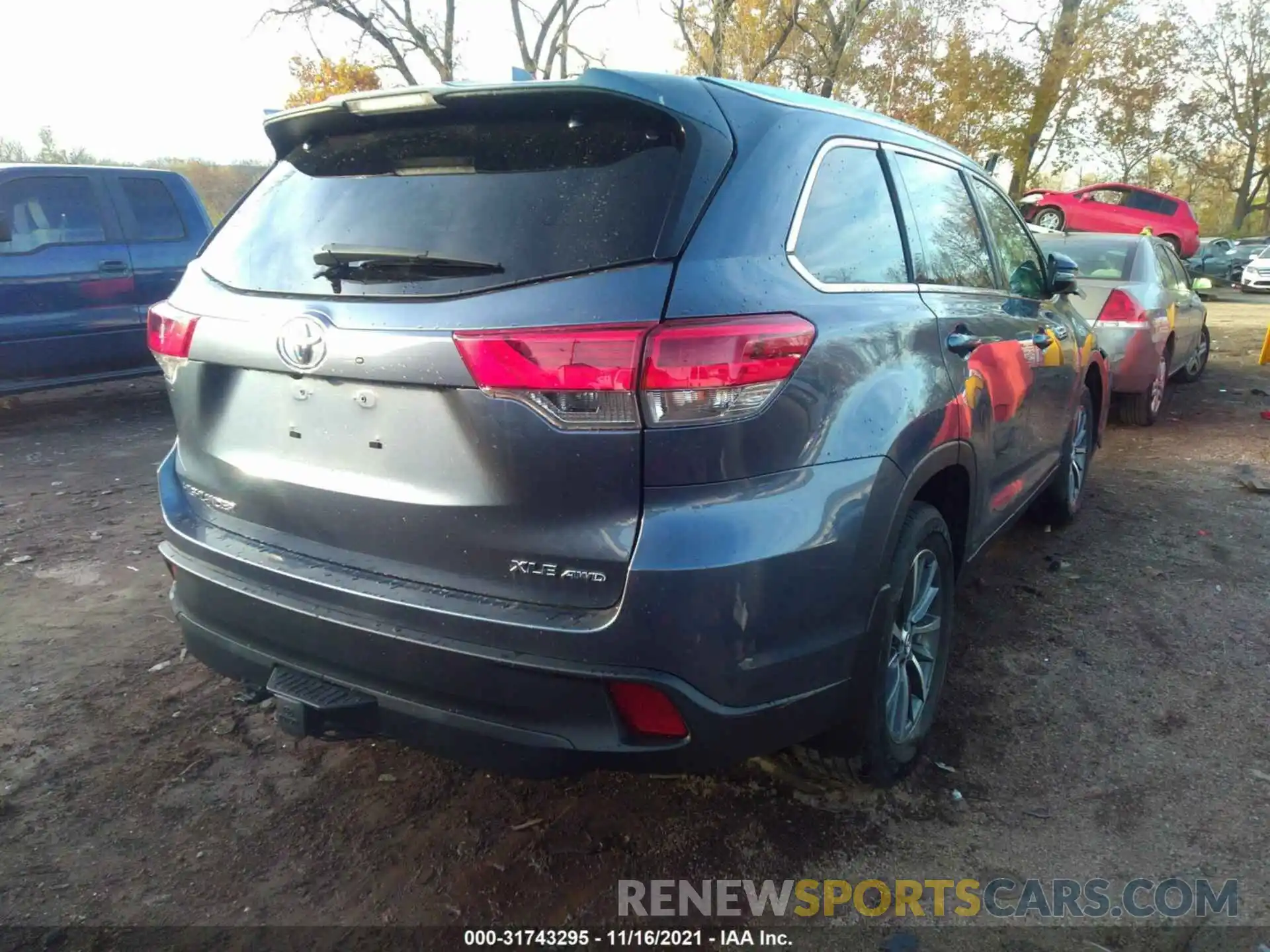 4 Photograph of a damaged car 5TDJZRFH6KS719085 TOYOTA HIGHLANDER 2019