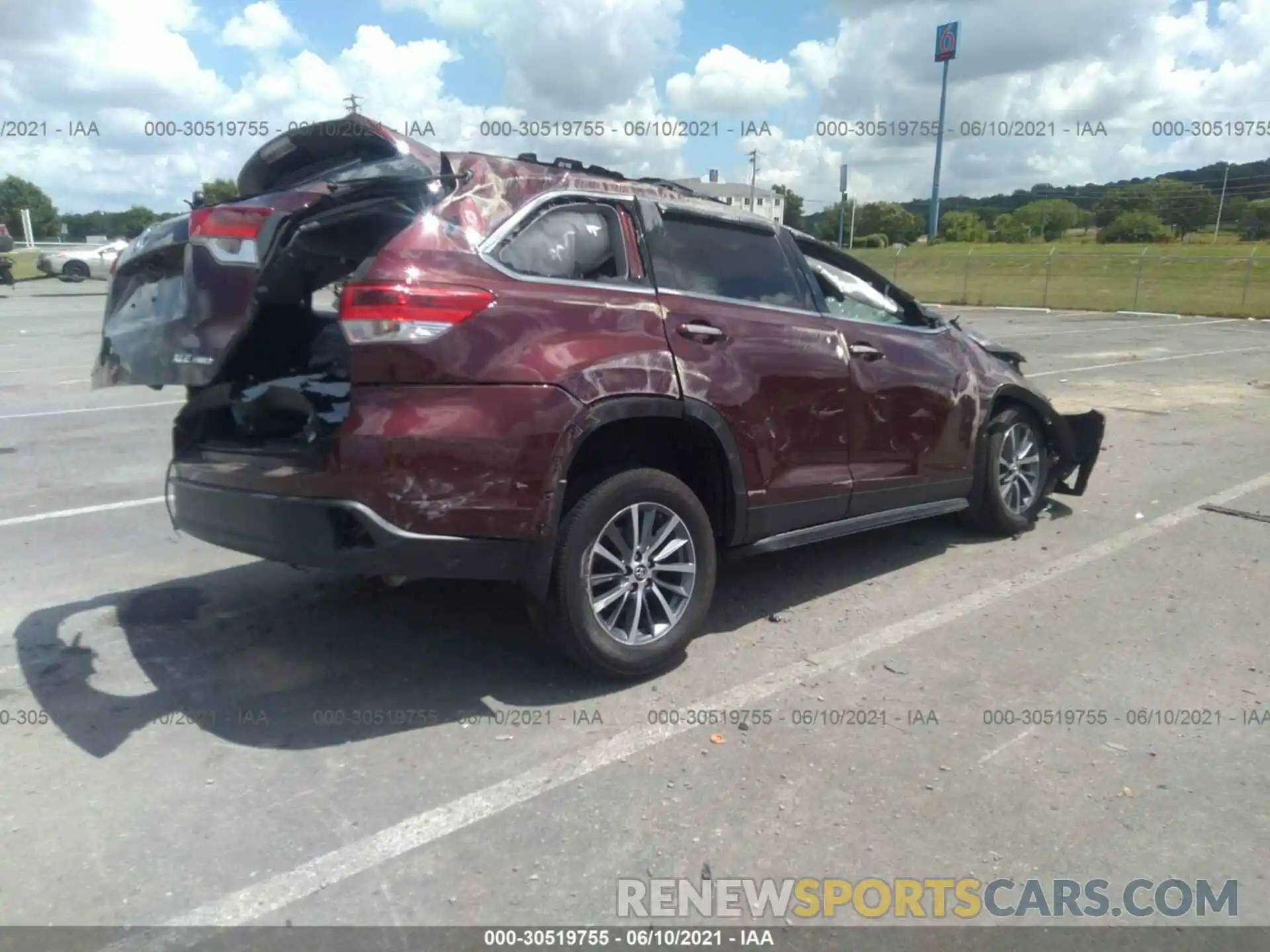 4 Photograph of a damaged car 5TDJZRFH6KS719815 TOYOTA HIGHLANDER 2019