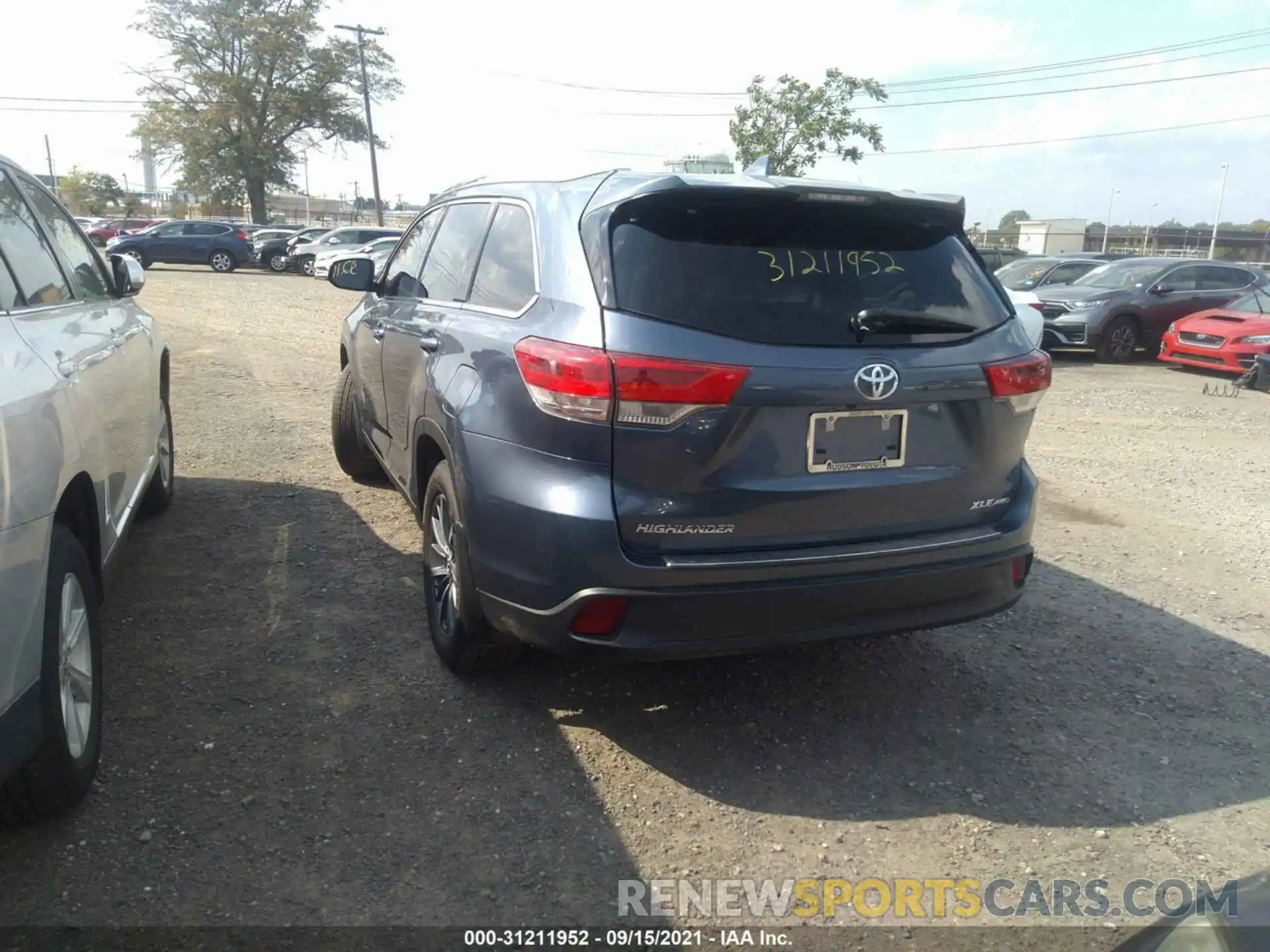 3 Photograph of a damaged car 5TDJZRFH6KS722844 TOYOTA HIGHLANDER 2019