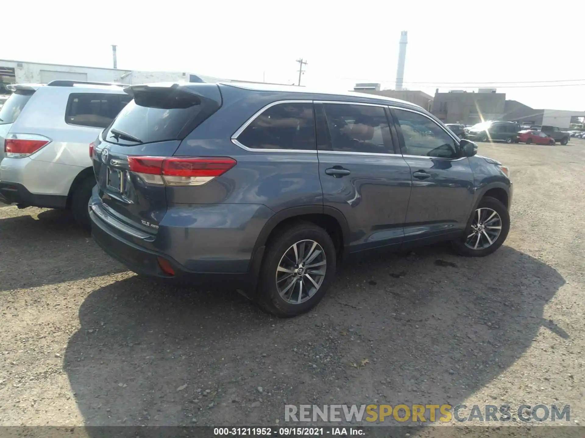 4 Photograph of a damaged car 5TDJZRFH6KS722844 TOYOTA HIGHLANDER 2019