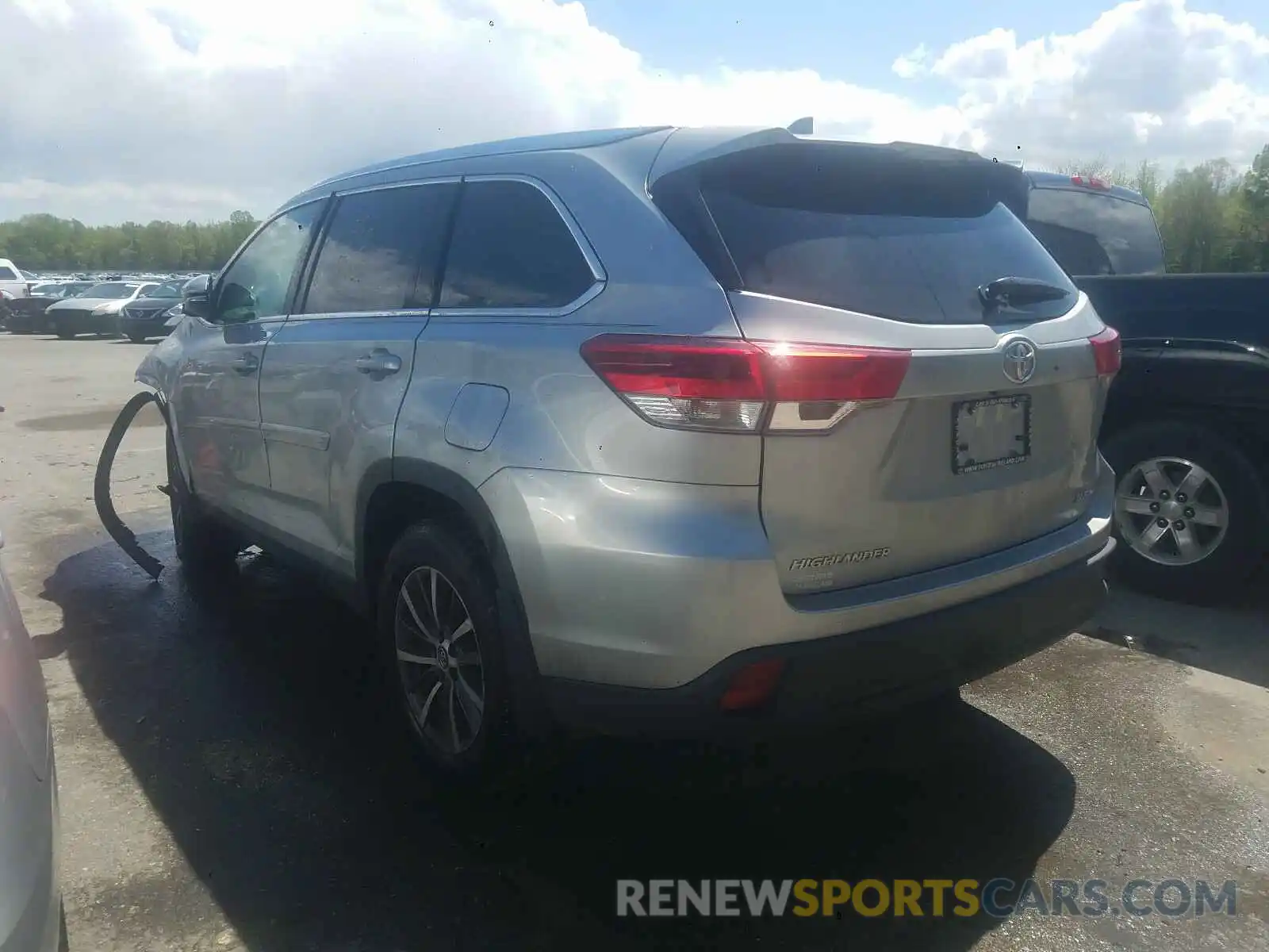 3 Photograph of a damaged car 5TDJZRFH6KS734282 TOYOTA HIGHLANDER 2019