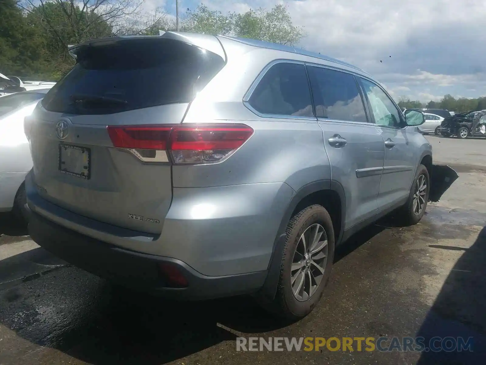 4 Photograph of a damaged car 5TDJZRFH6KS734282 TOYOTA HIGHLANDER 2019