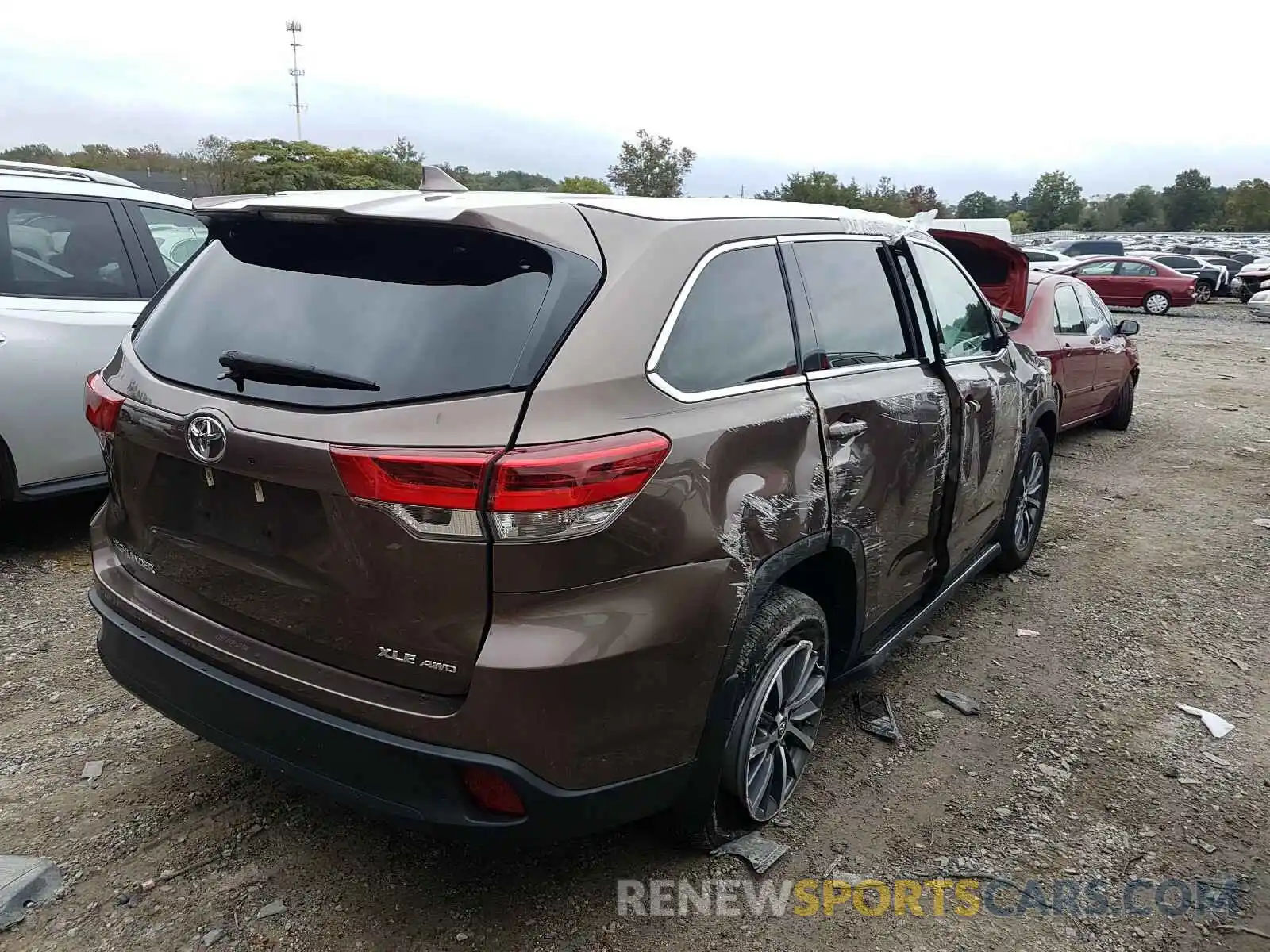 4 Photograph of a damaged car 5TDJZRFH6KS918508 TOYOTA HIGHLANDER 2019