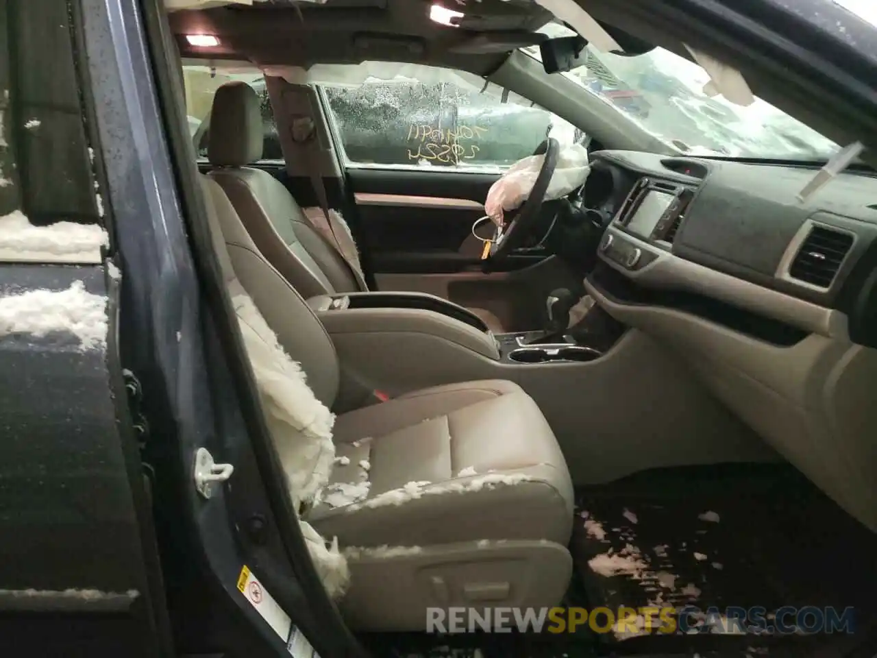 5 Photograph of a damaged car 5TDJZRFH6KS920033 TOYOTA HIGHLANDER 2019