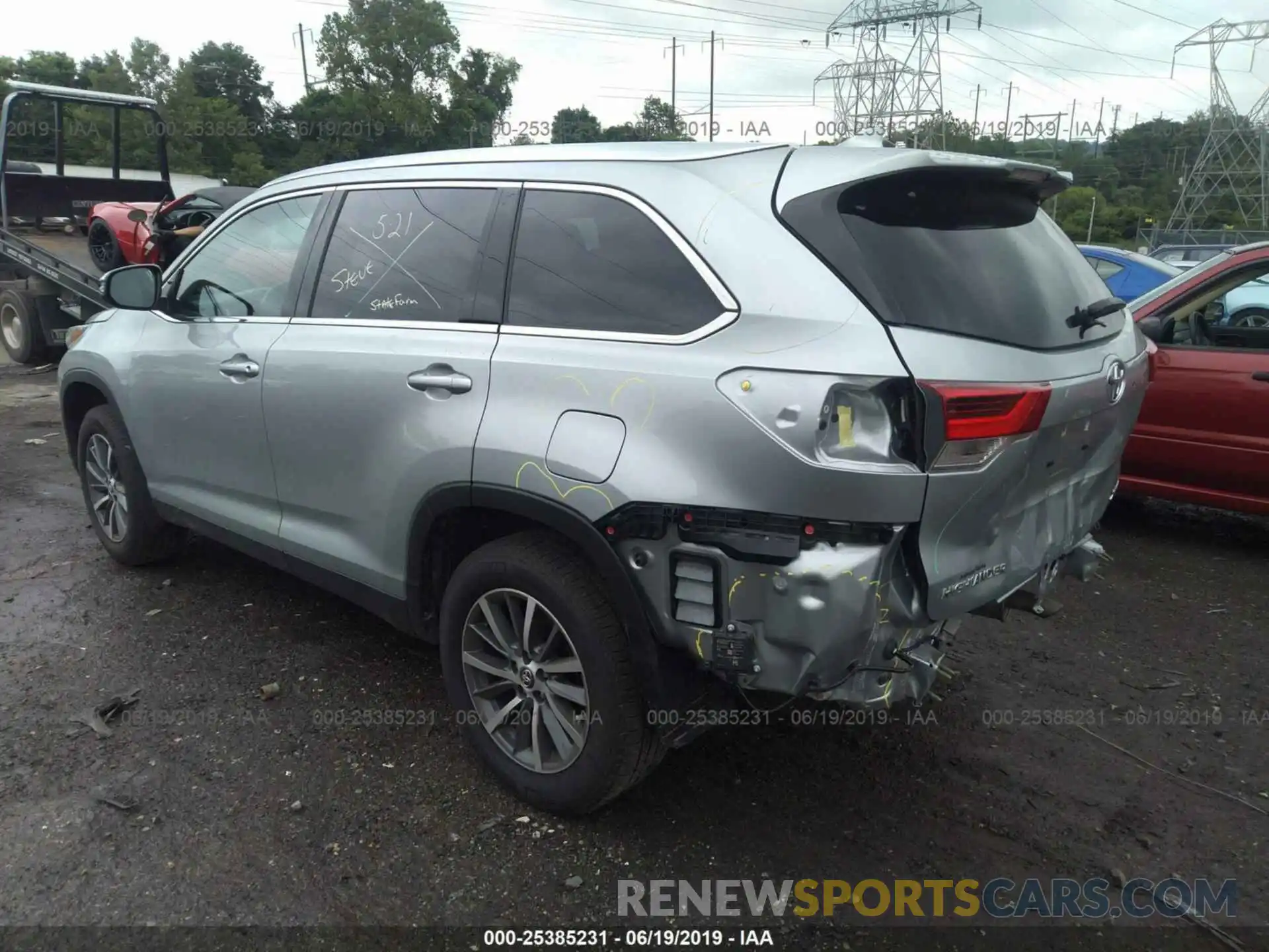 3 Photograph of a damaged car 5TDJZRFH6KS924907 TOYOTA HIGHLANDER 2019