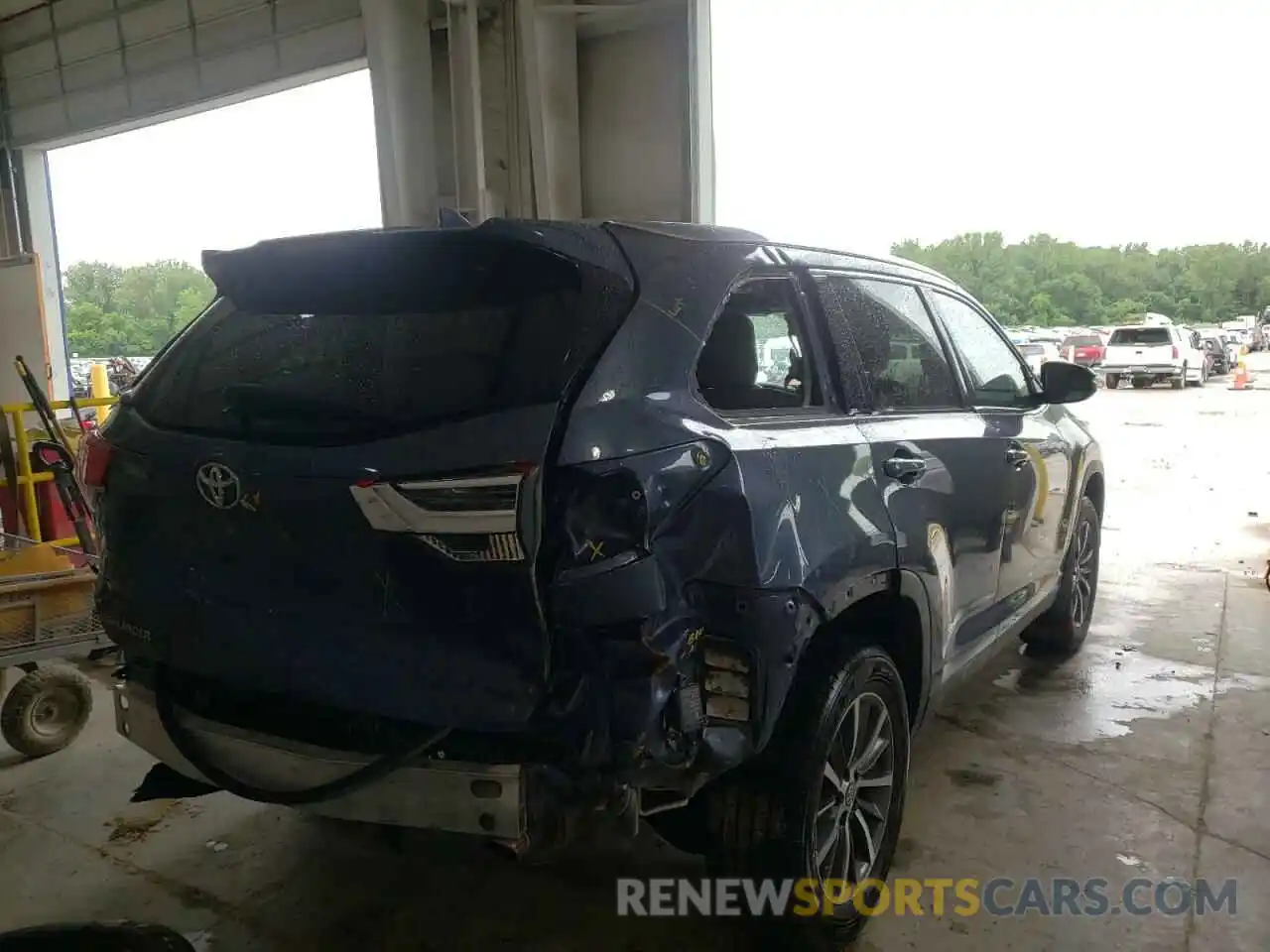 4 Photograph of a damaged car 5TDJZRFH6KS934384 TOYOTA HIGHLANDER 2019