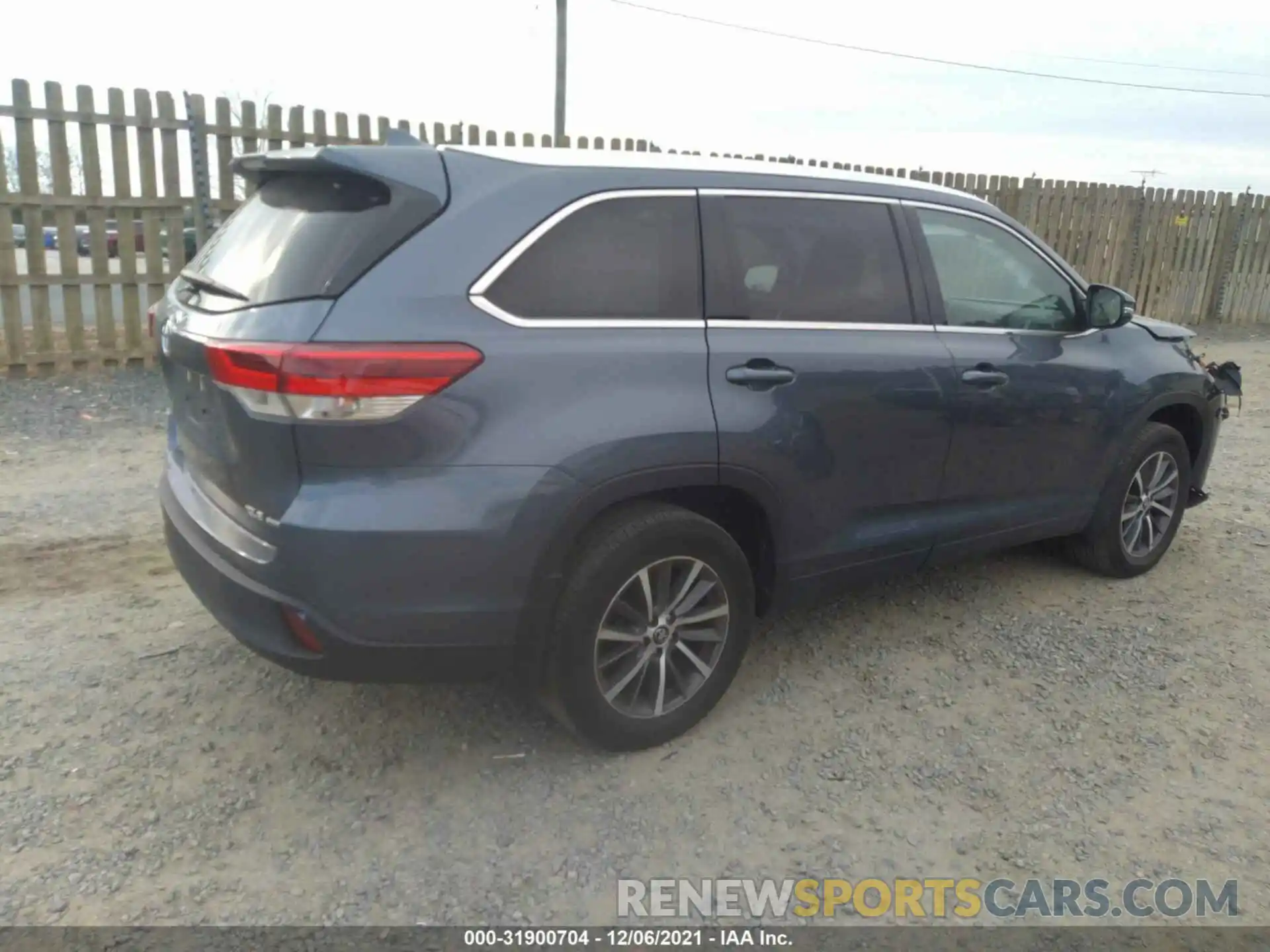 4 Photograph of a damaged car 5TDJZRFH6KS935941 TOYOTA HIGHLANDER 2019