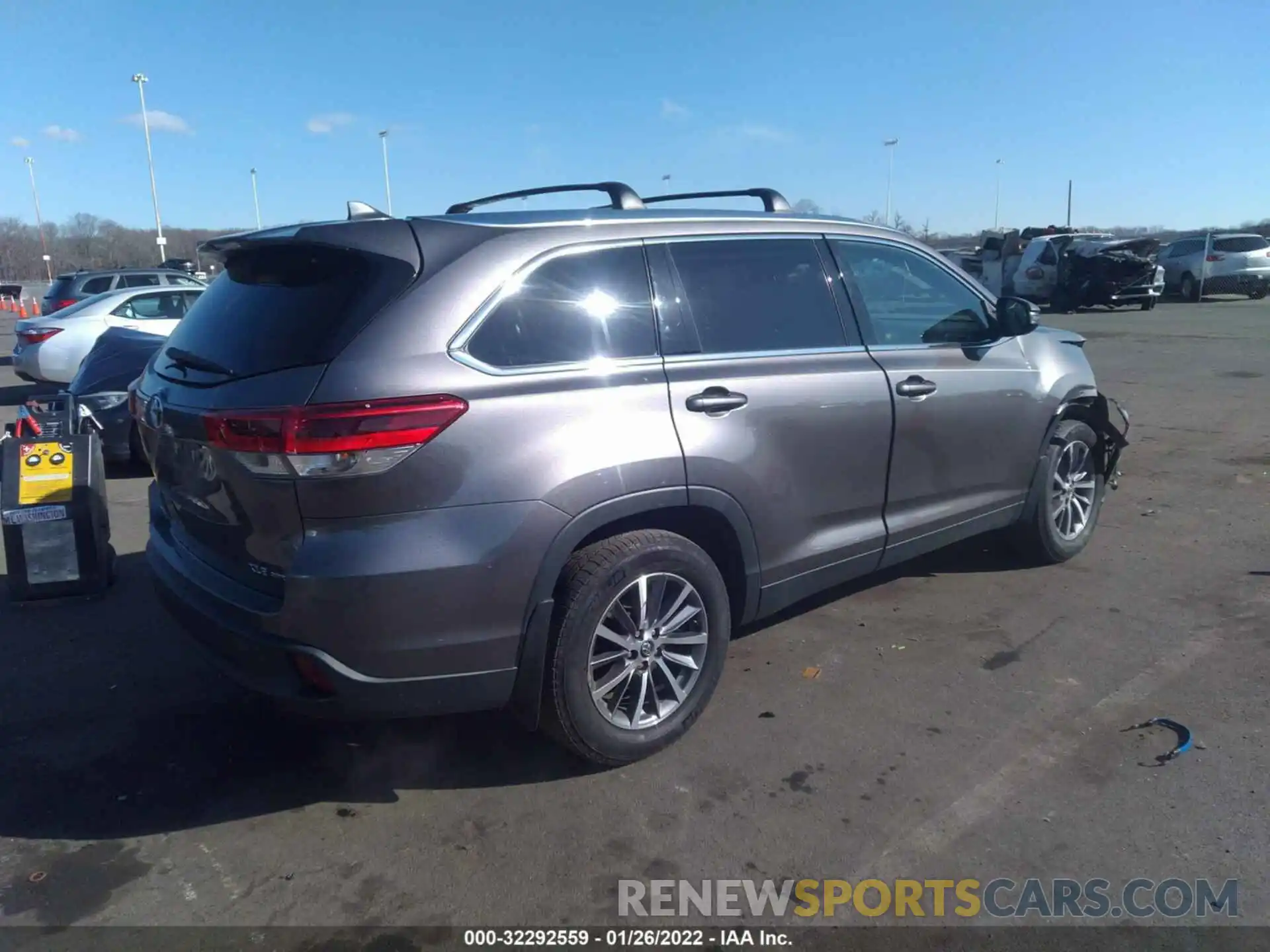 4 Photograph of a damaged car 5TDJZRFH6KS937110 TOYOTA HIGHLANDER 2019