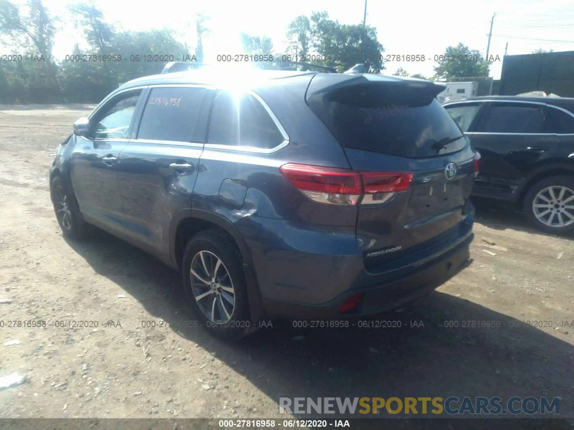 3 Photograph of a damaged car 5TDJZRFH6KS940119 TOYOTA HIGHLANDER 2019