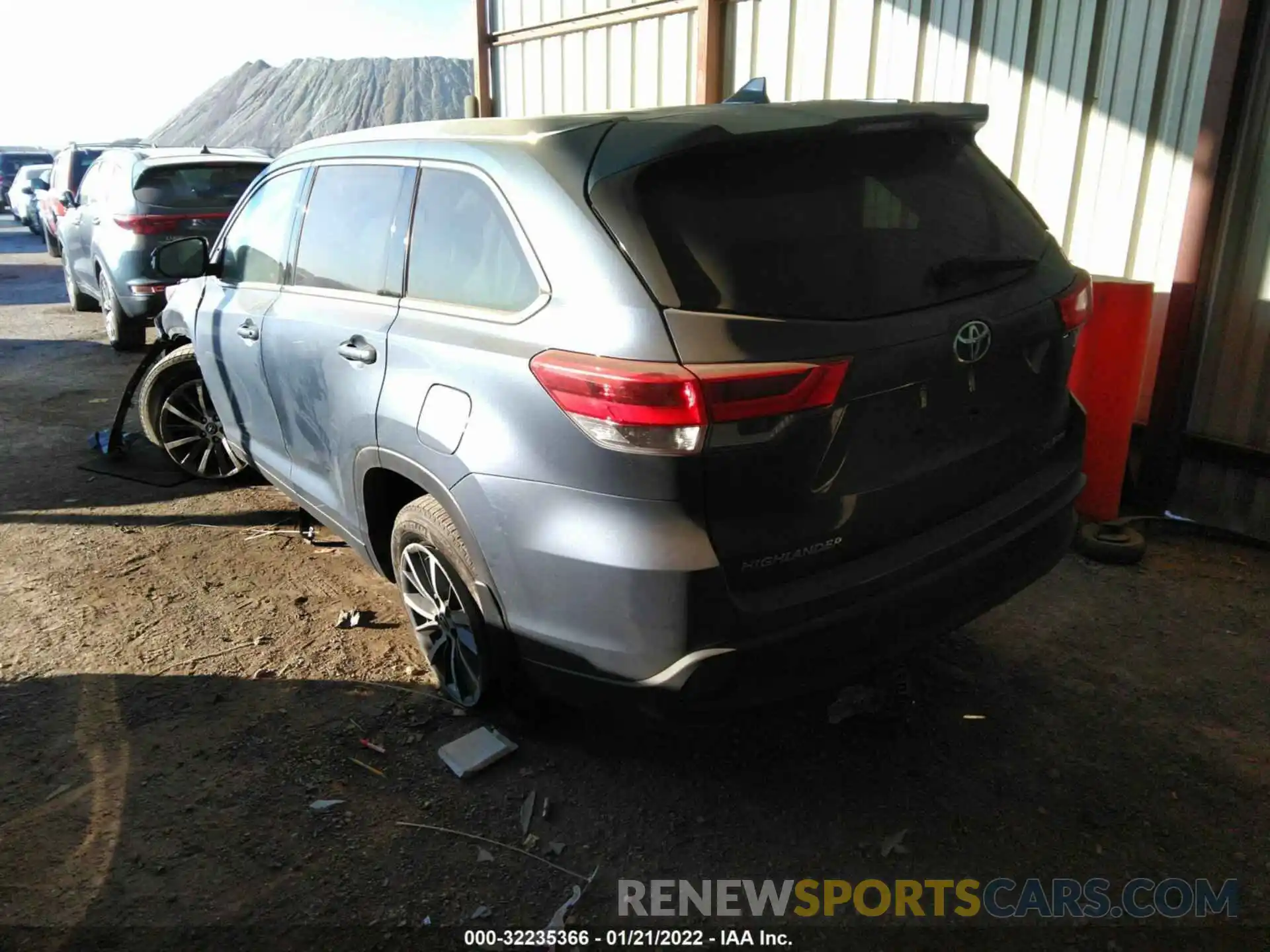 3 Photograph of a damaged car 5TDJZRFH6KS940623 TOYOTA HIGHLANDER 2019