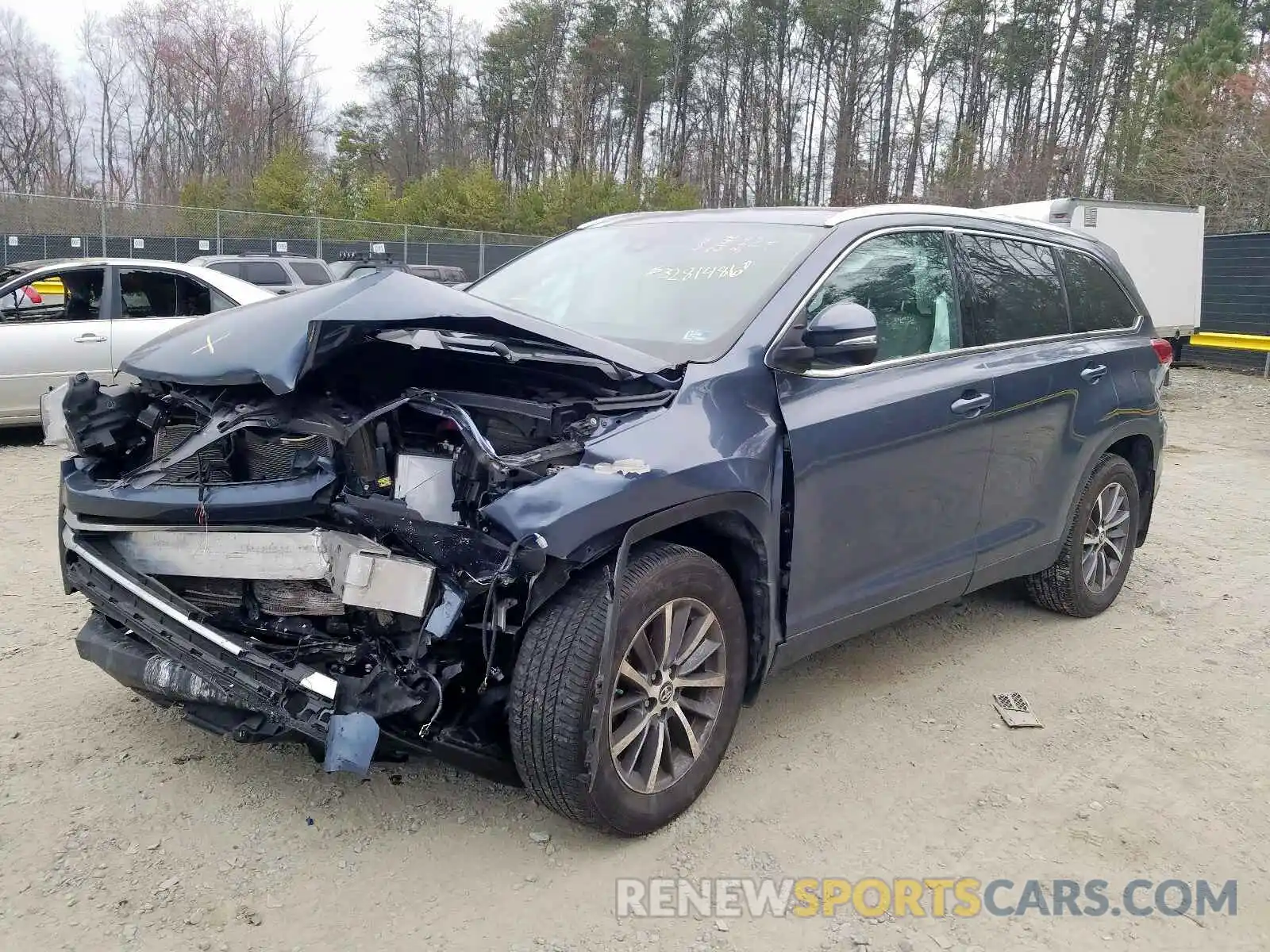 2 Photograph of a damaged car 5TDJZRFH6KS945336 TOYOTA HIGHLANDER 2019