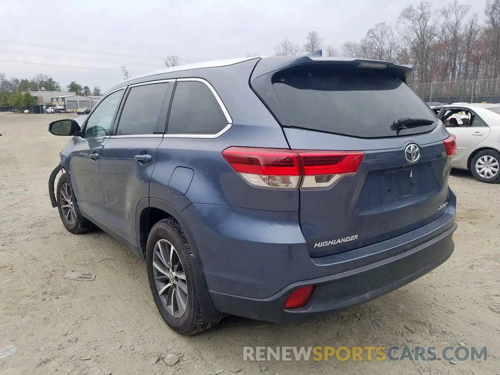 3 Photograph of a damaged car 5TDJZRFH6KS945336 TOYOTA HIGHLANDER 2019