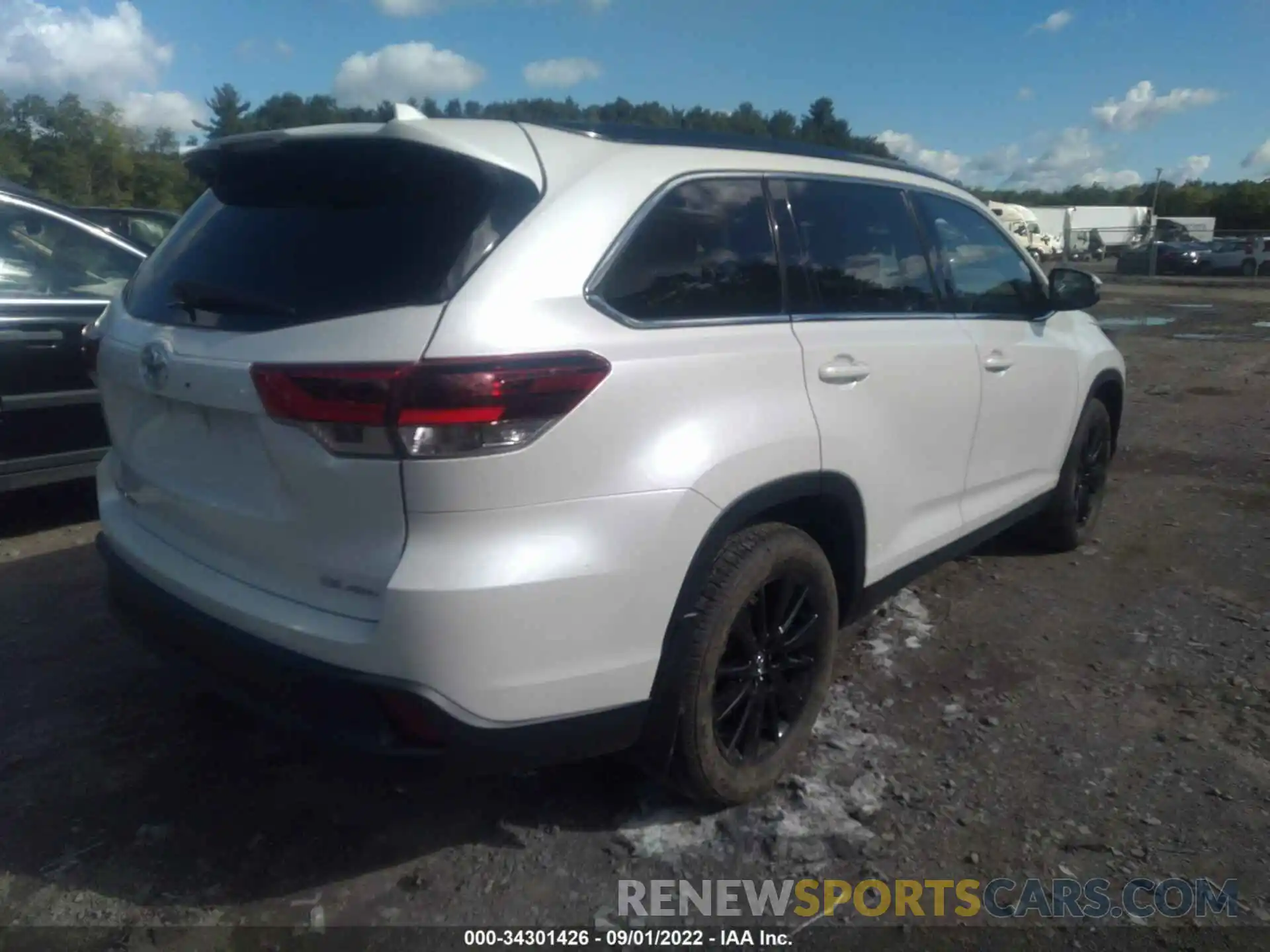 4 Photograph of a damaged car 5TDJZRFH6KS951394 TOYOTA HIGHLANDER 2019