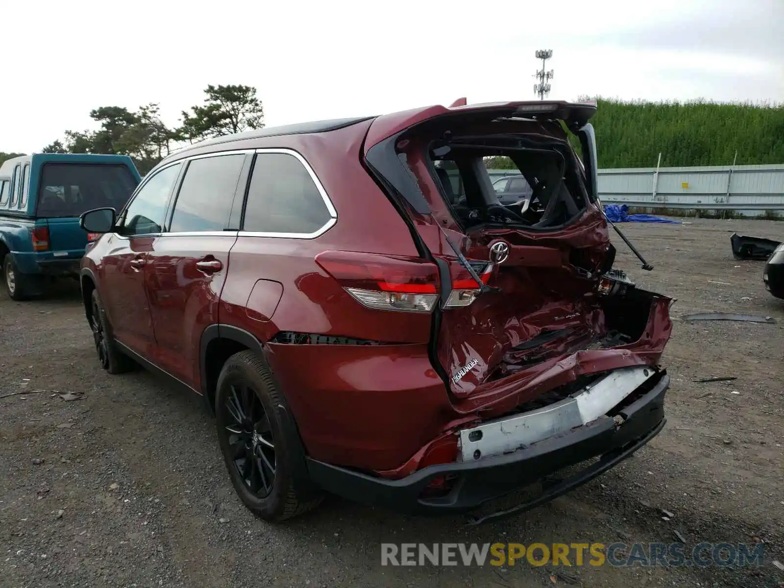 3 Photograph of a damaged car 5TDJZRFH6KS953887 TOYOTA HIGHLANDER 2019