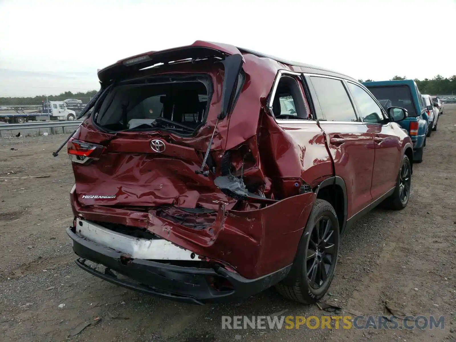 4 Photograph of a damaged car 5TDJZRFH6KS953887 TOYOTA HIGHLANDER 2019