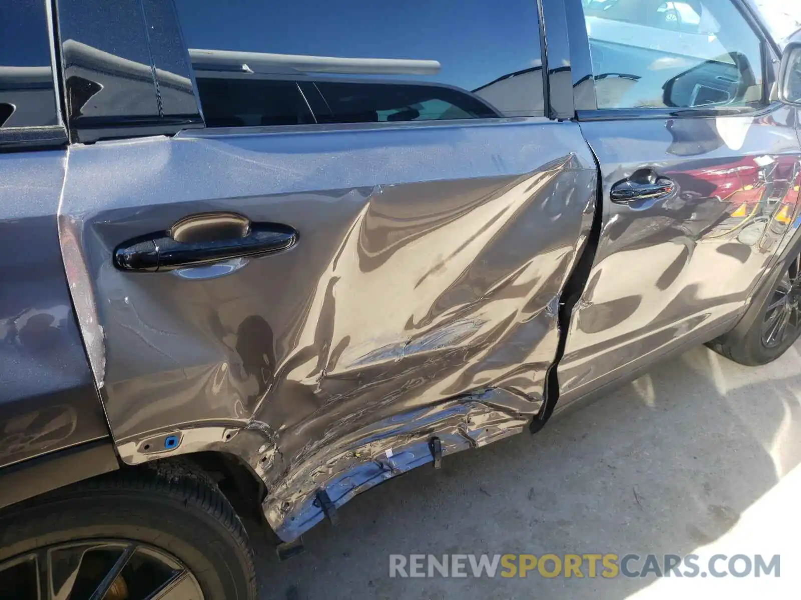 9 Photograph of a damaged car 5TDJZRFH6KS964615 TOYOTA HIGHLANDER 2019