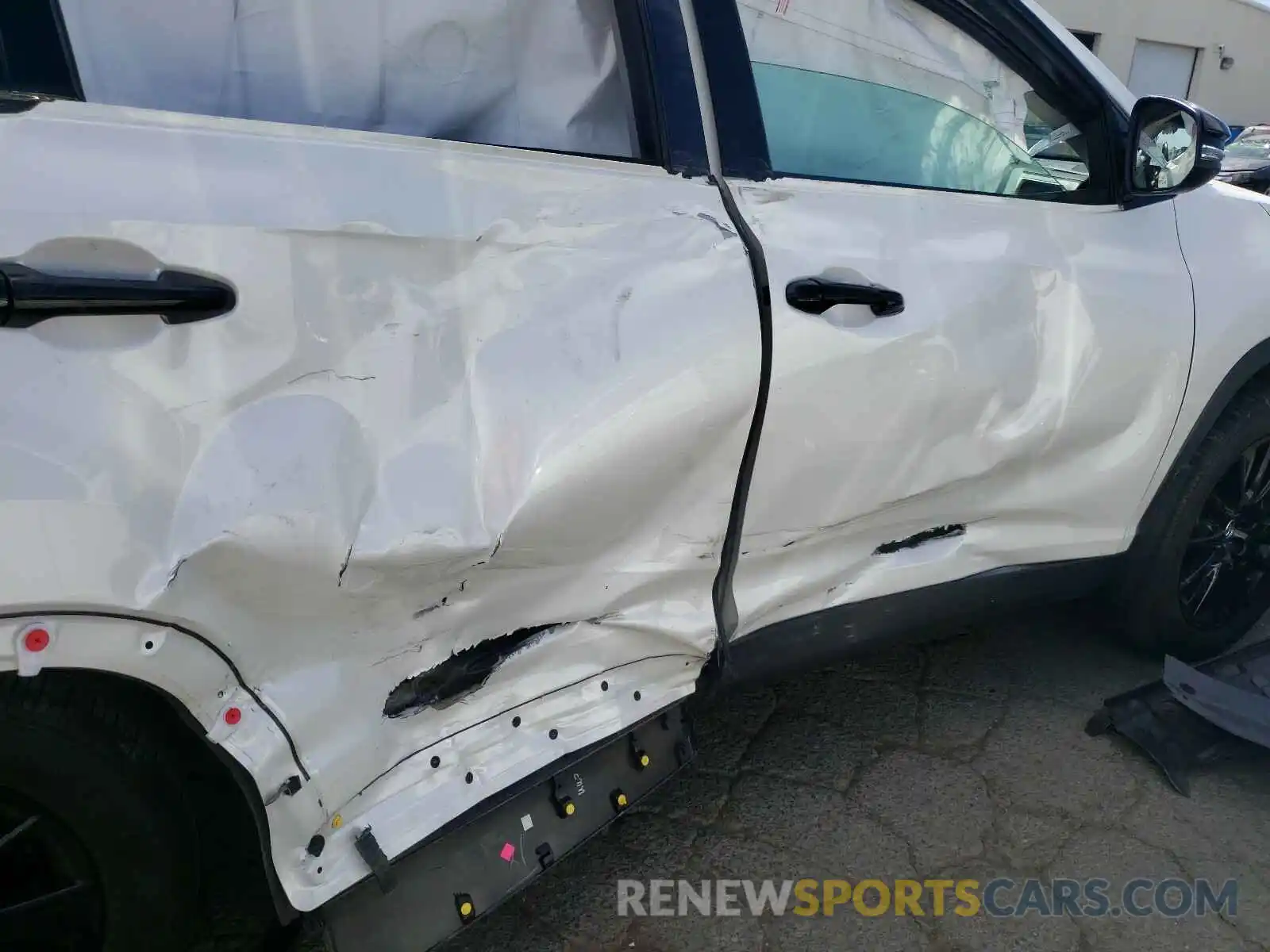 9 Photograph of a damaged car 5TDJZRFH6KS966901 TOYOTA HIGHLANDER 2019