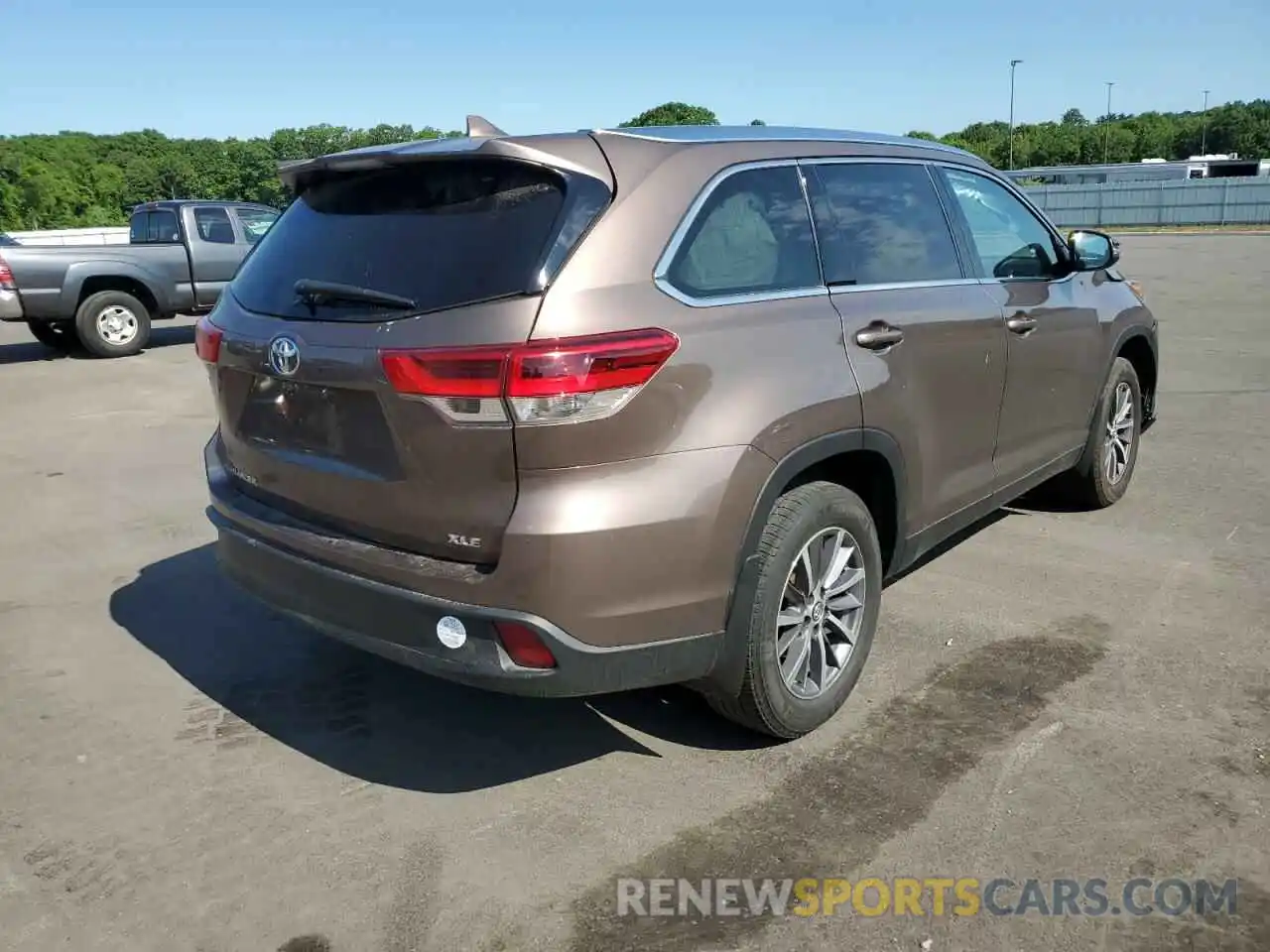 4 Photograph of a damaged car 5TDJZRFH6KS973895 TOYOTA HIGHLANDER 2019