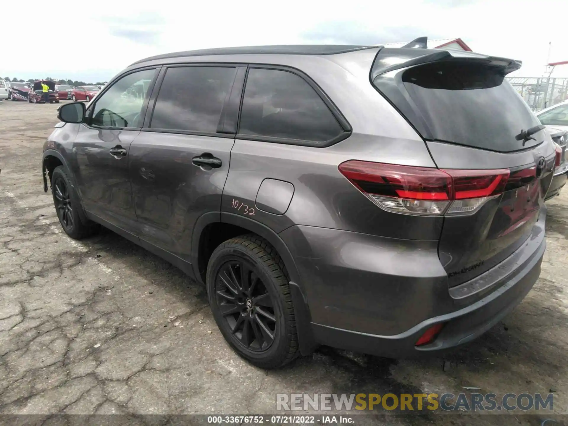 3 Photograph of a damaged car 5TDJZRFH6KS974240 TOYOTA HIGHLANDER 2019