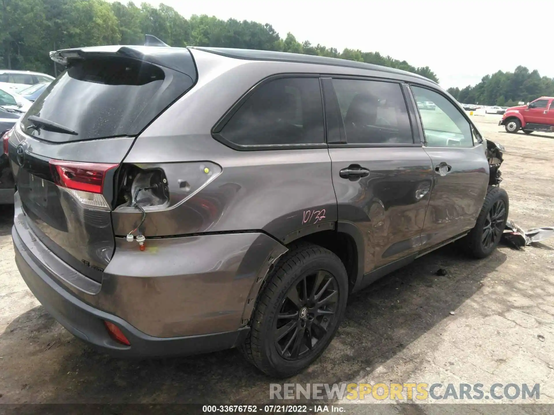 4 Photograph of a damaged car 5TDJZRFH6KS974240 TOYOTA HIGHLANDER 2019