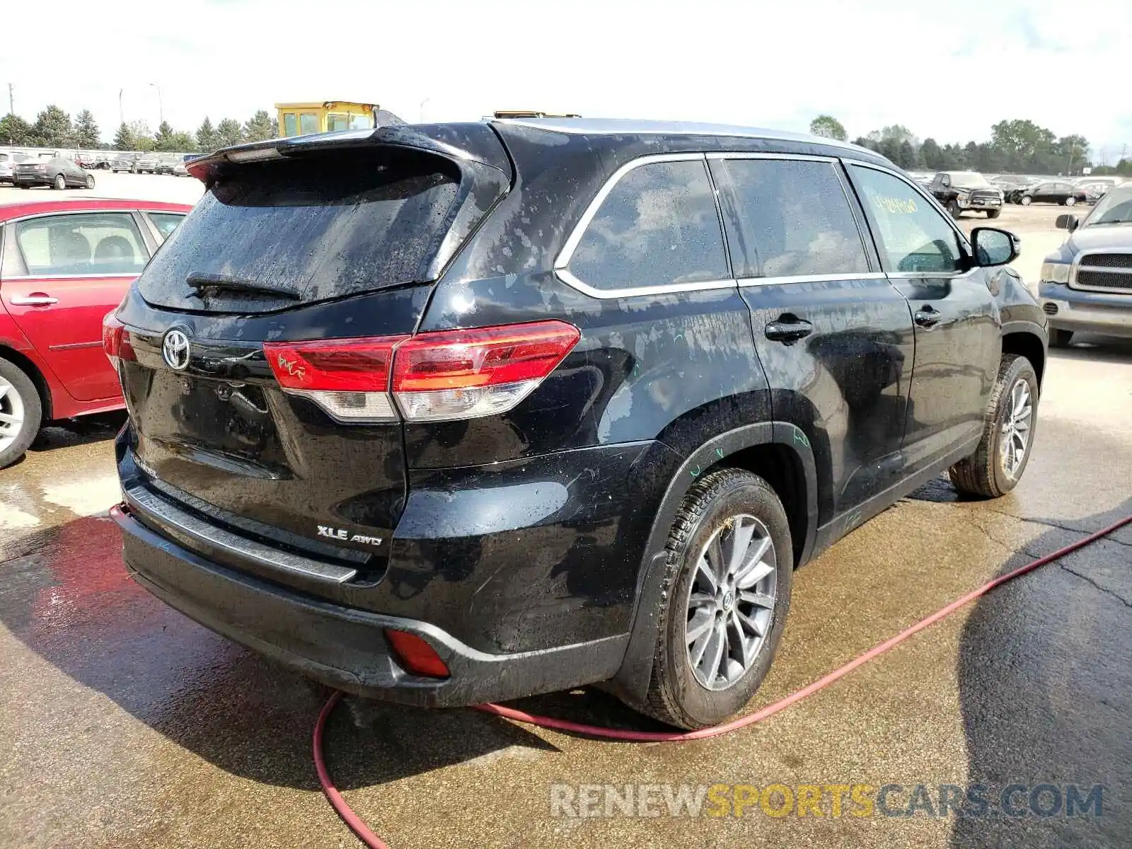 4 Photograph of a damaged car 5TDJZRFH6KS986369 TOYOTA HIGHLANDER 2019