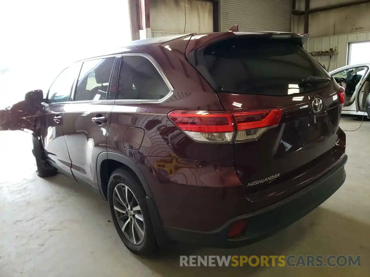 3 Photograph of a damaged car 5TDJZRFH6KS992141 TOYOTA HIGHLANDER 2019