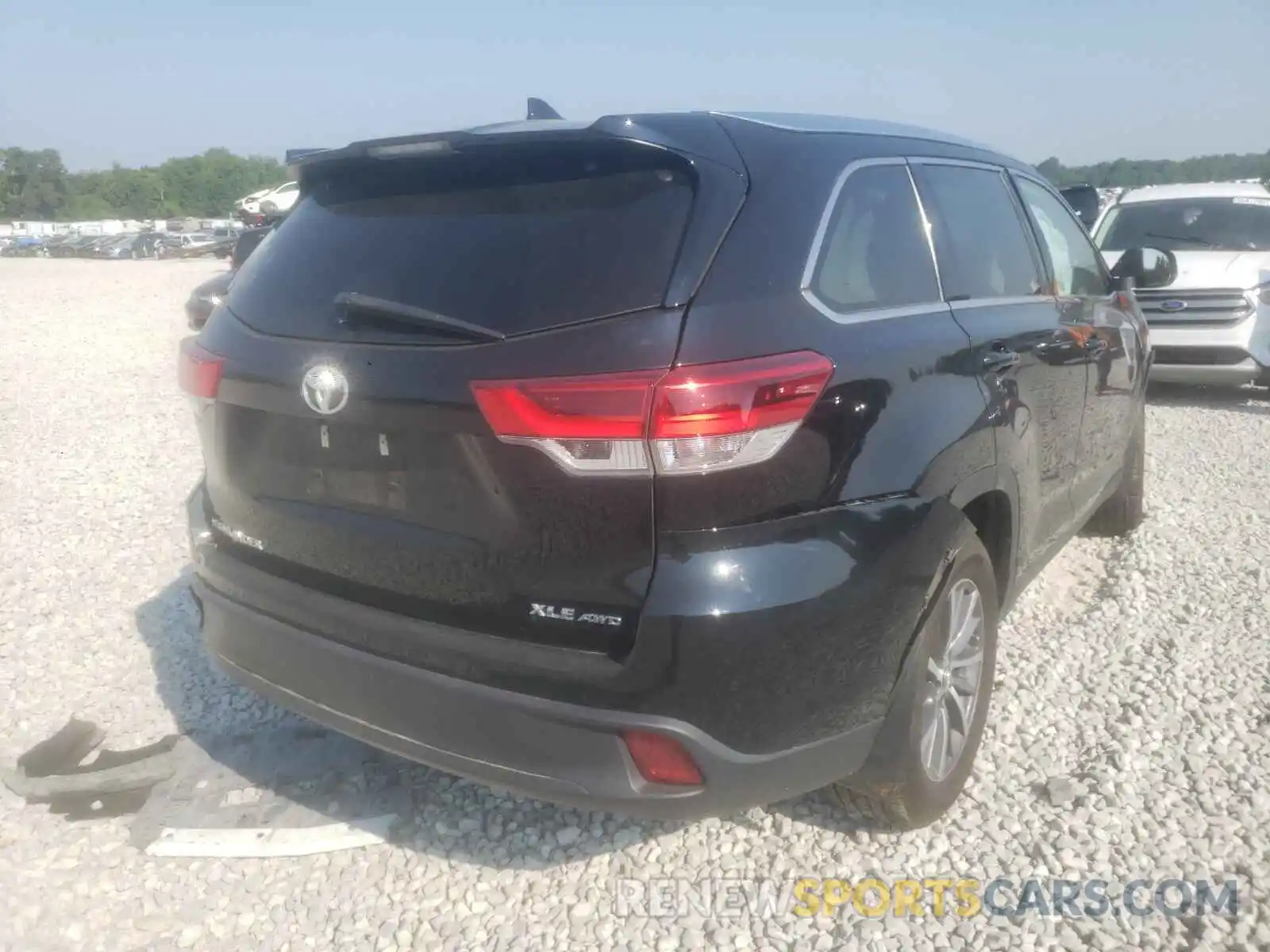 4 Photograph of a damaged car 5TDJZRFH7KS564997 TOYOTA HIGHLANDER 2019