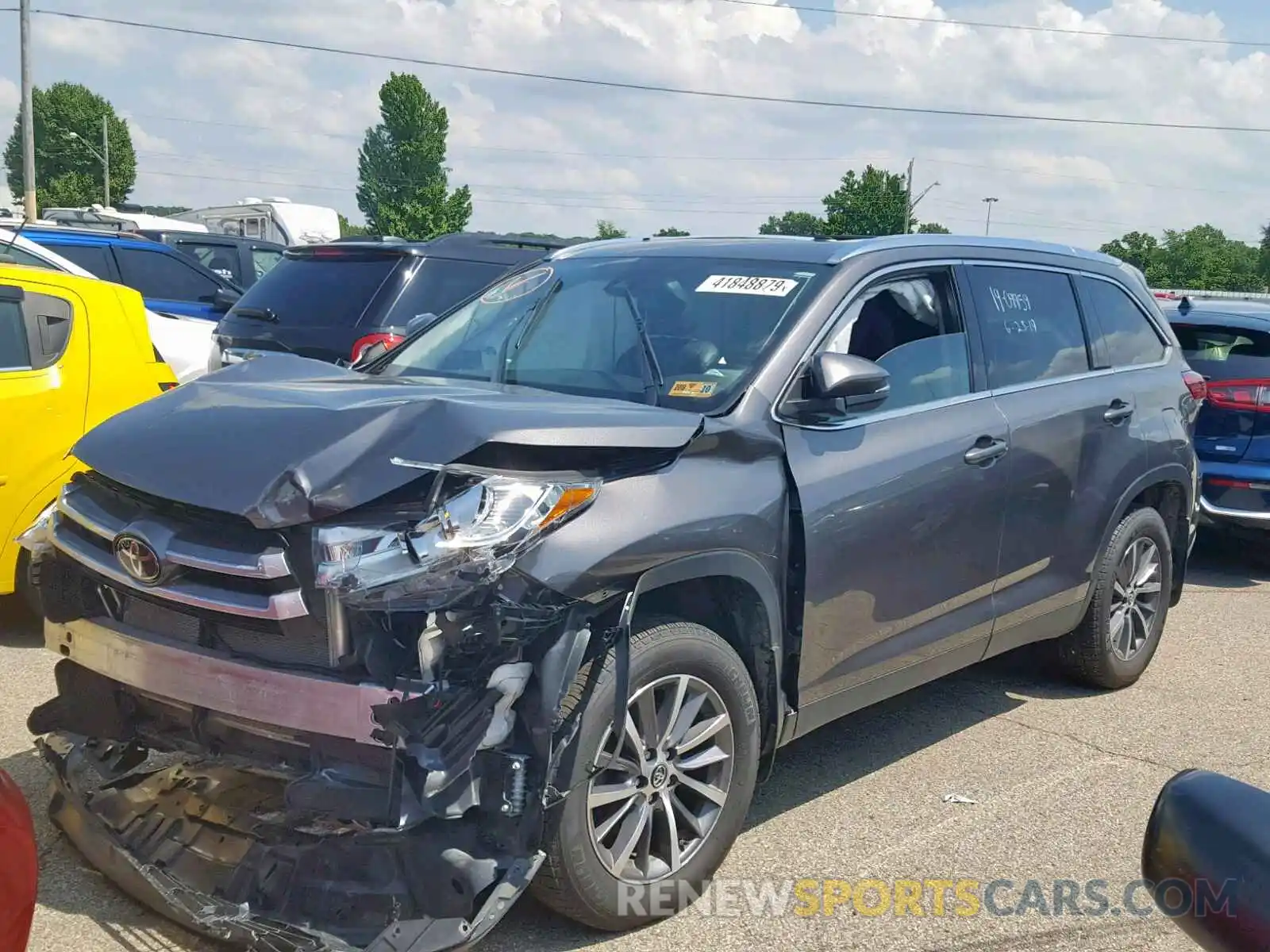 2 Photograph of a damaged car 5TDJZRFH7KS567740 TOYOTA HIGHLANDER 2019