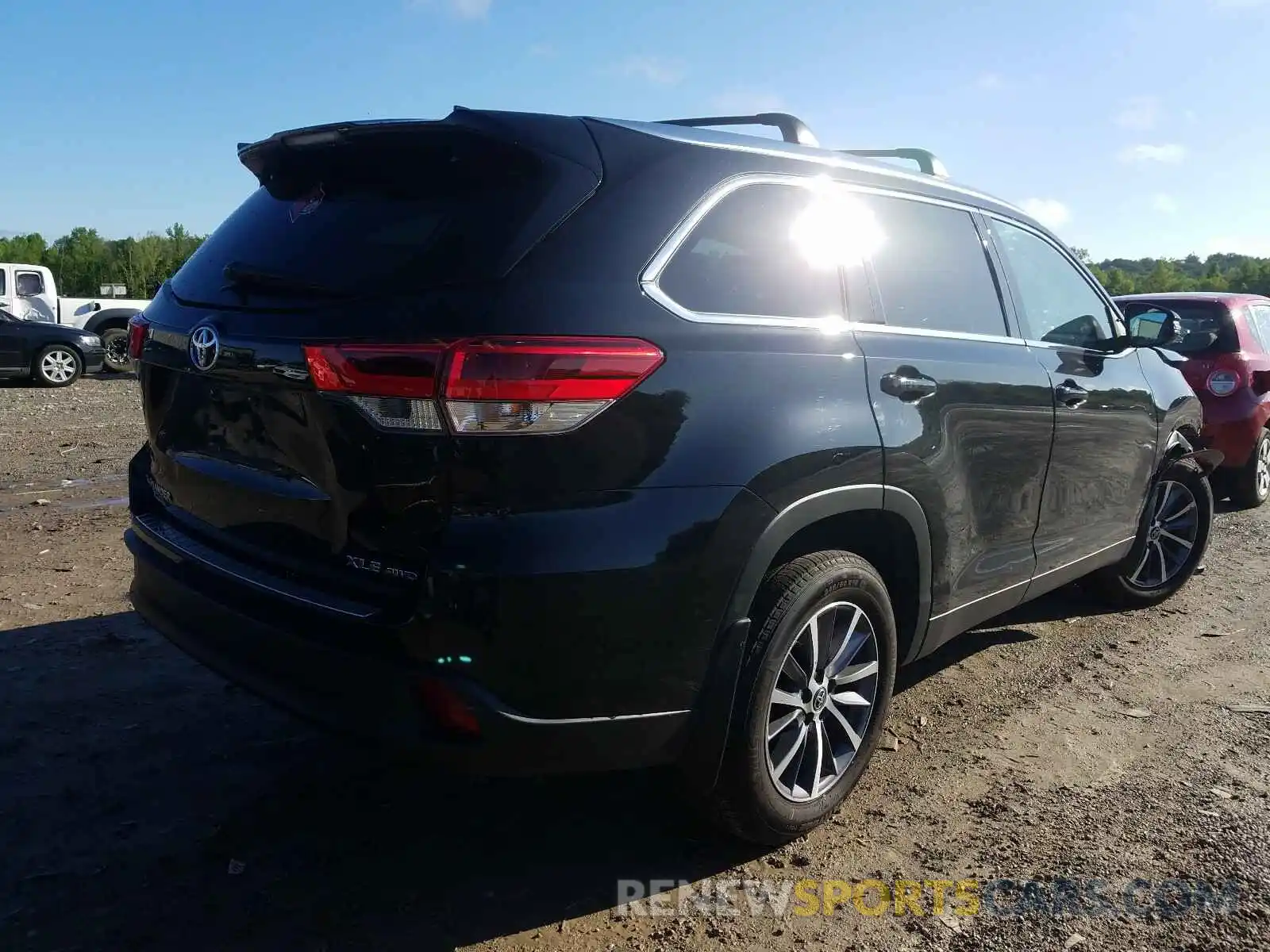 4 Photograph of a damaged car 5TDJZRFH7KS567883 TOYOTA HIGHLANDER 2019