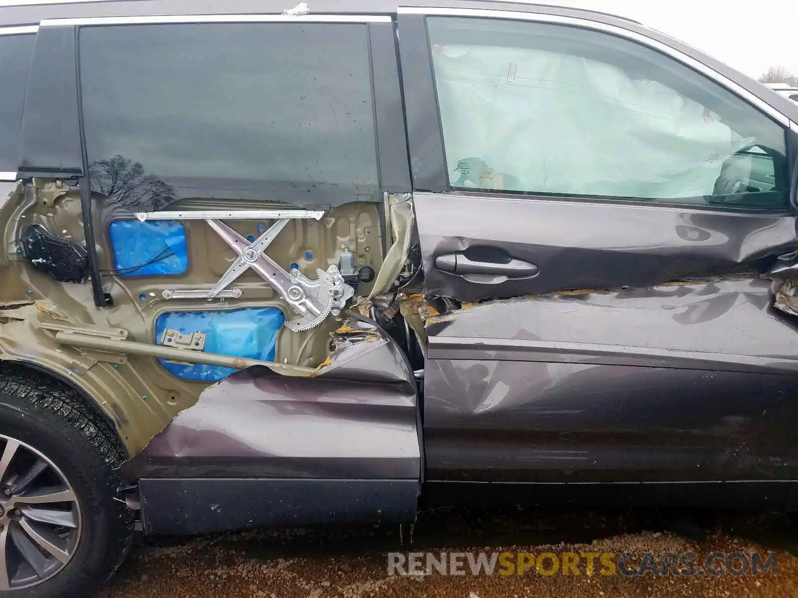 9 Photograph of a damaged car 5TDJZRFH7KS570234 TOYOTA HIGHLANDER 2019