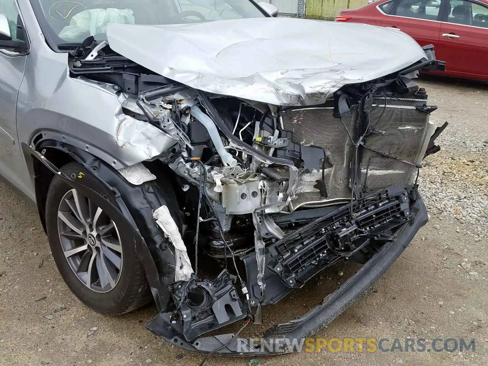 9 Photograph of a damaged car 5TDJZRFH7KS570380 TOYOTA HIGHLANDER 2019