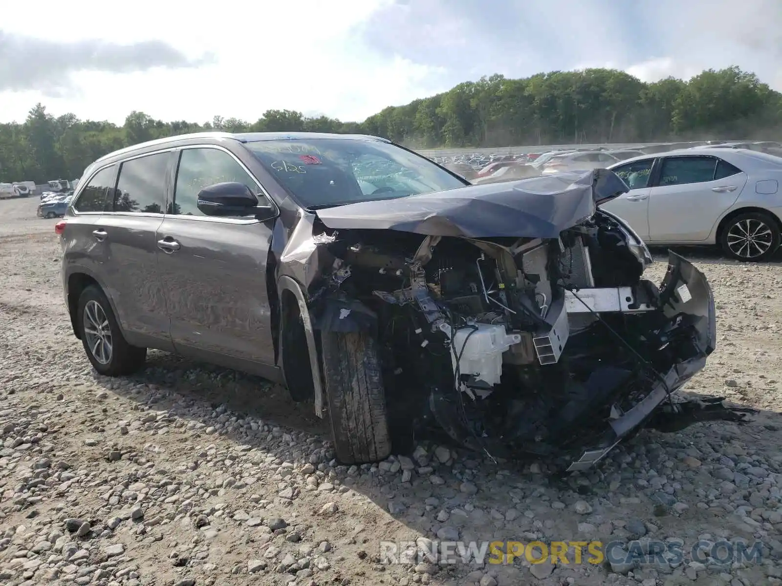 1 Photograph of a damaged car 5TDJZRFH7KS570945 TOYOTA HIGHLANDER 2019