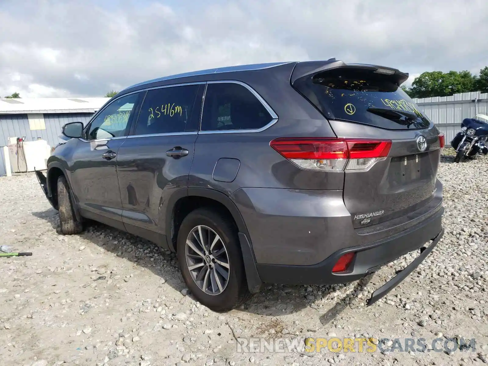 3 Photograph of a damaged car 5TDJZRFH7KS570945 TOYOTA HIGHLANDER 2019