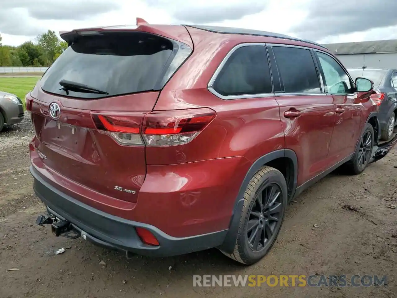 4 Photograph of a damaged car 5TDJZRFH7KS574543 TOYOTA HIGHLANDER 2019