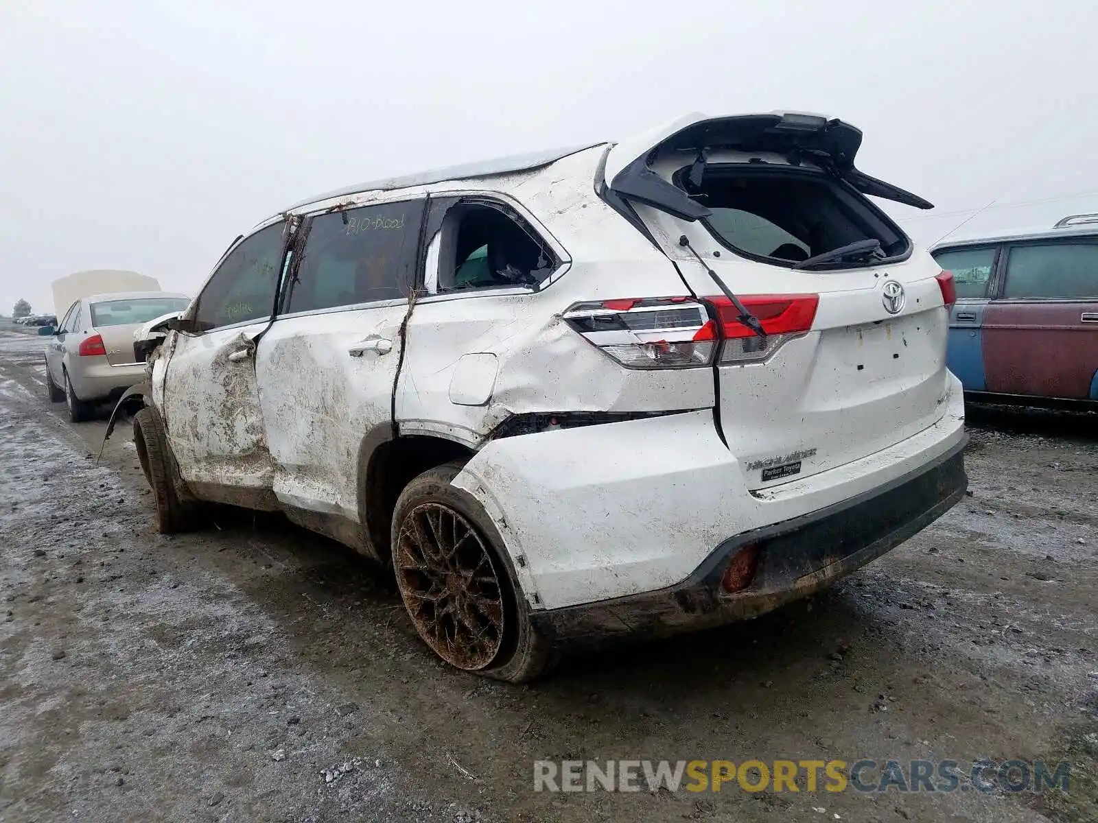 3 Photograph of a damaged car 5TDJZRFH7KS576115 TOYOTA HIGHLANDER 2019