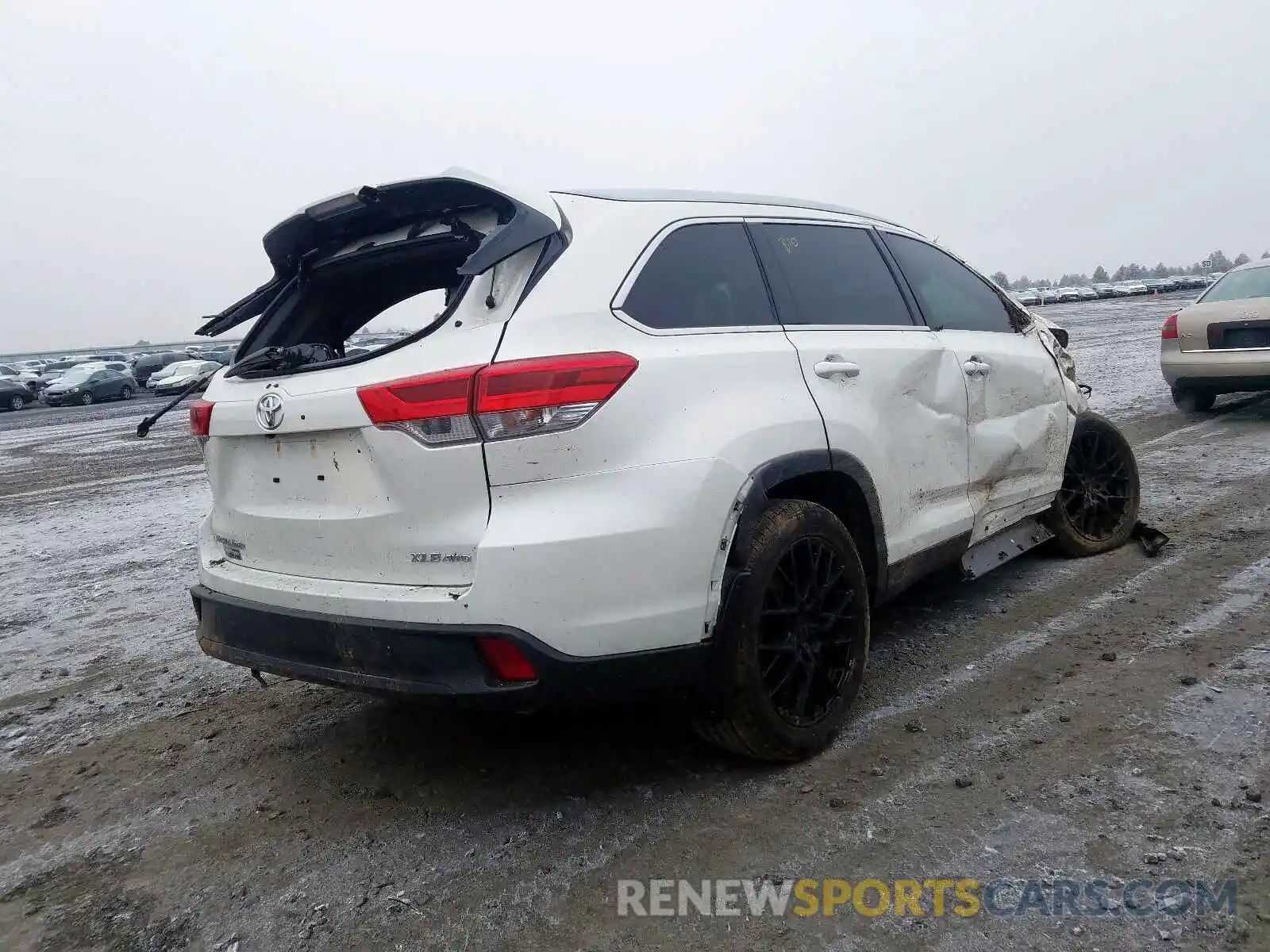 4 Photograph of a damaged car 5TDJZRFH7KS576115 TOYOTA HIGHLANDER 2019