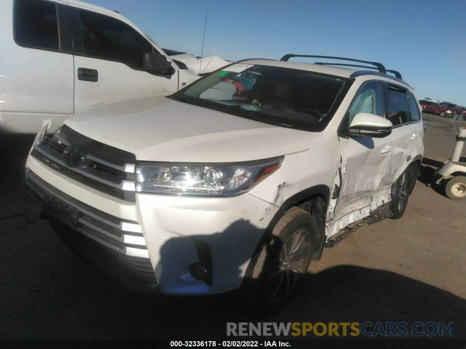 2 Photograph of a damaged car 5TDJZRFH7KS576194 TOYOTA HIGHLANDER 2019