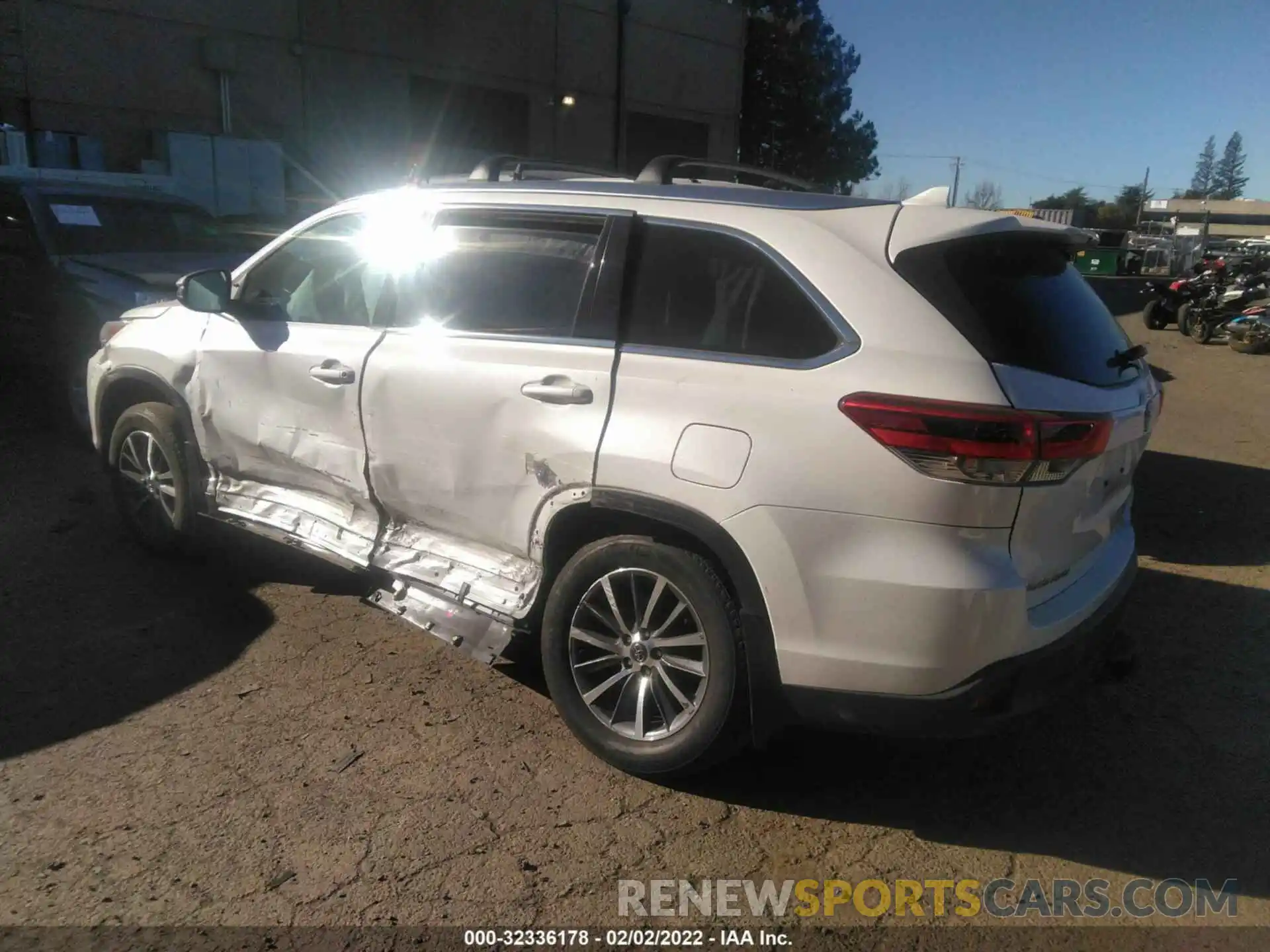 3 Photograph of a damaged car 5TDJZRFH7KS576194 TOYOTA HIGHLANDER 2019